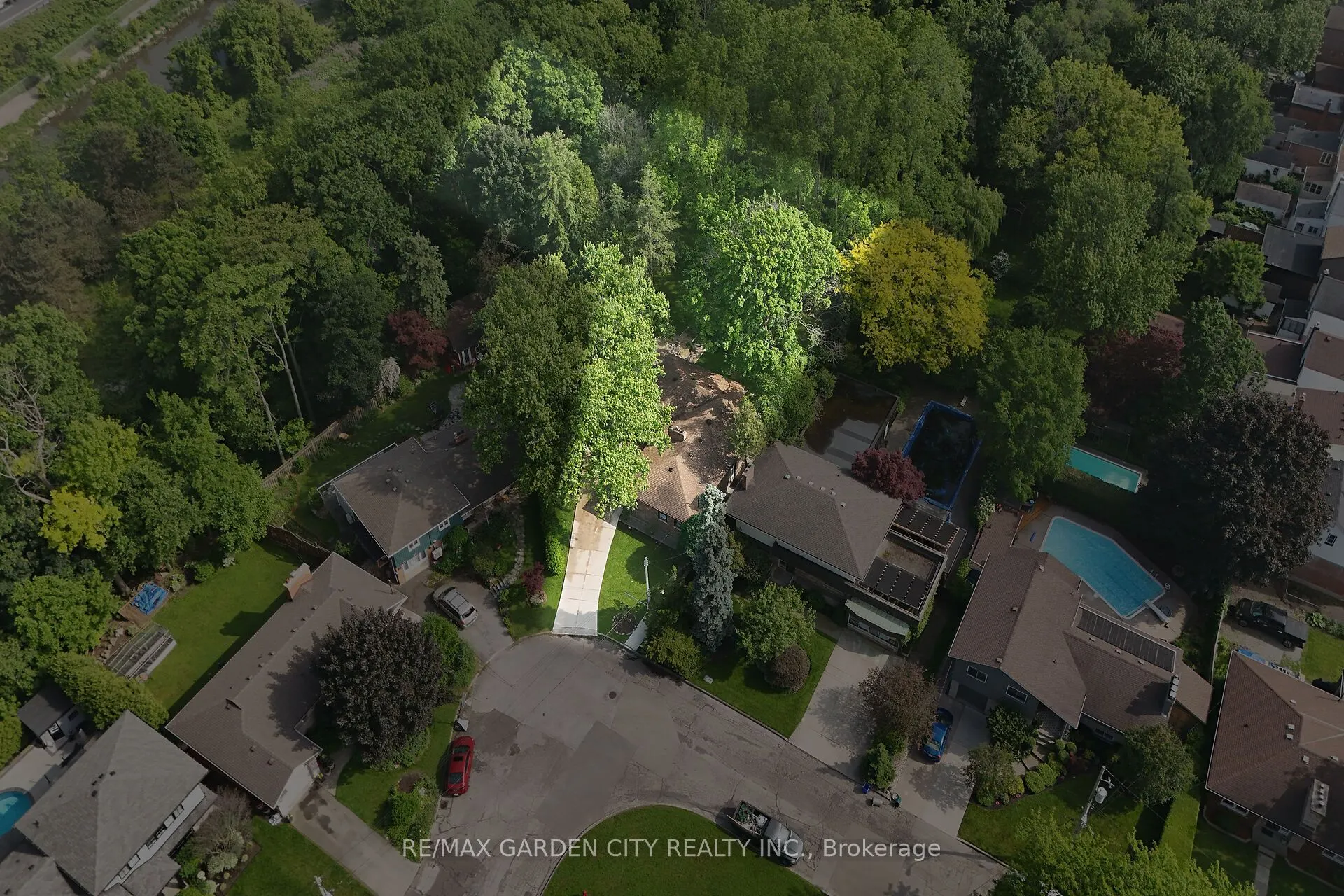 16 Freeland Court