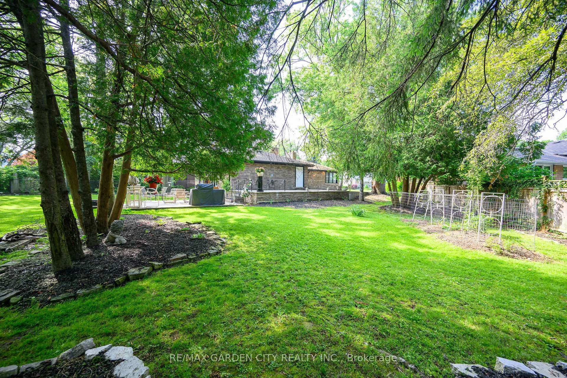 16 Freeland Court