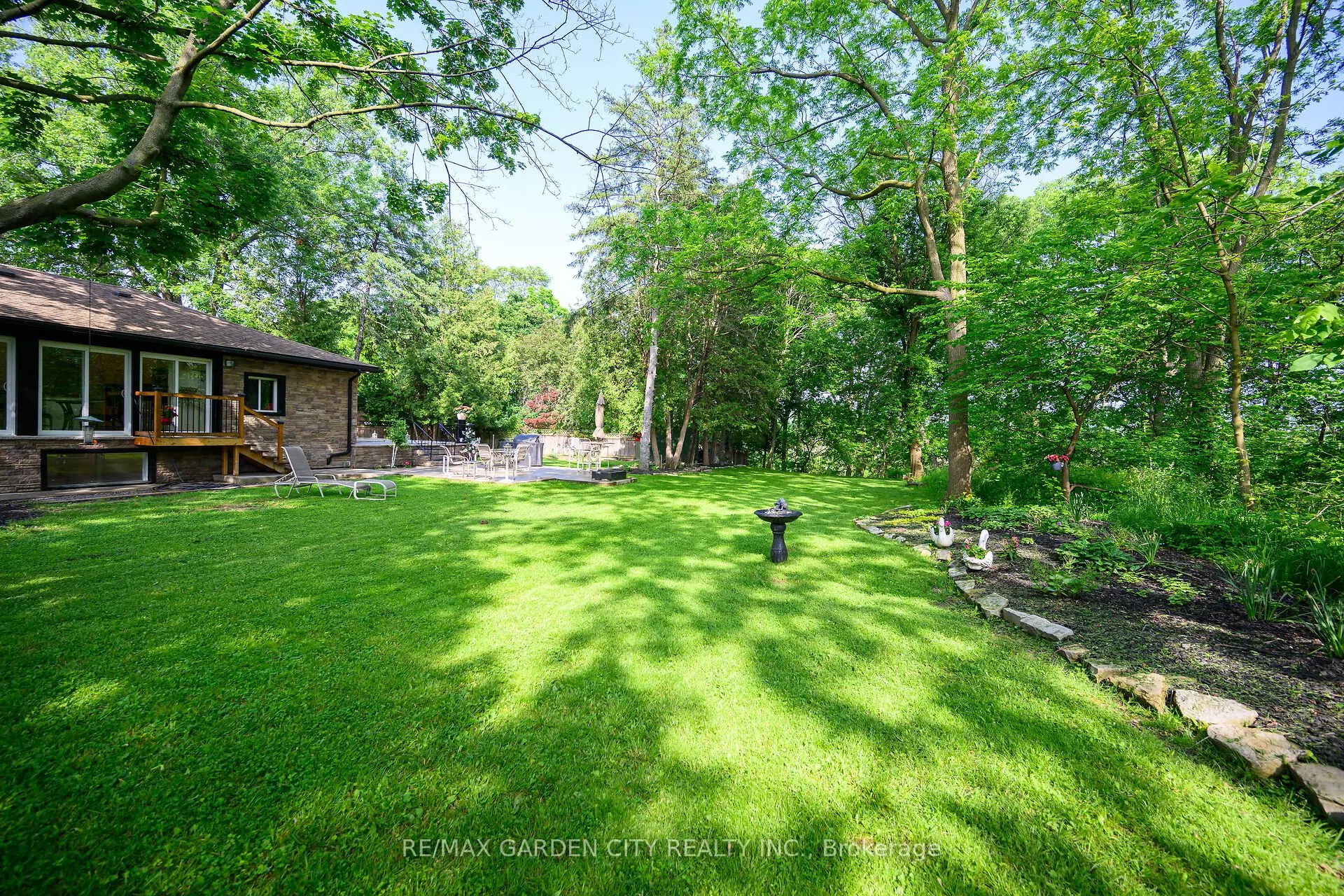 16 Freeland Court