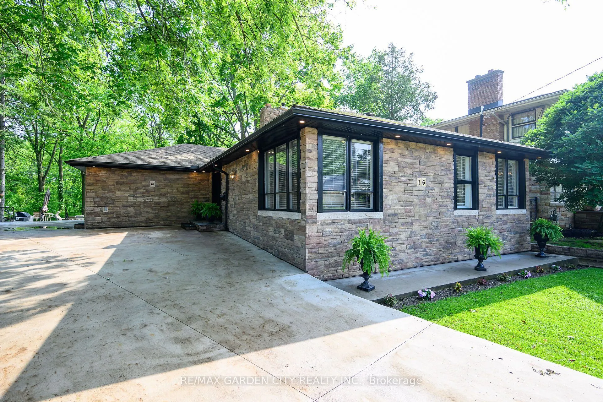 16 Freeland Court