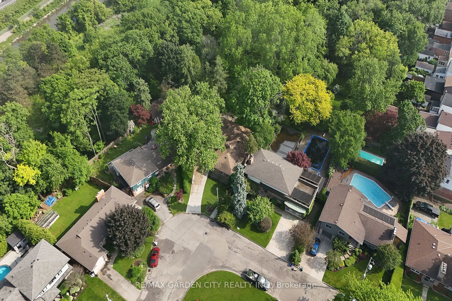 16 Freeland Court