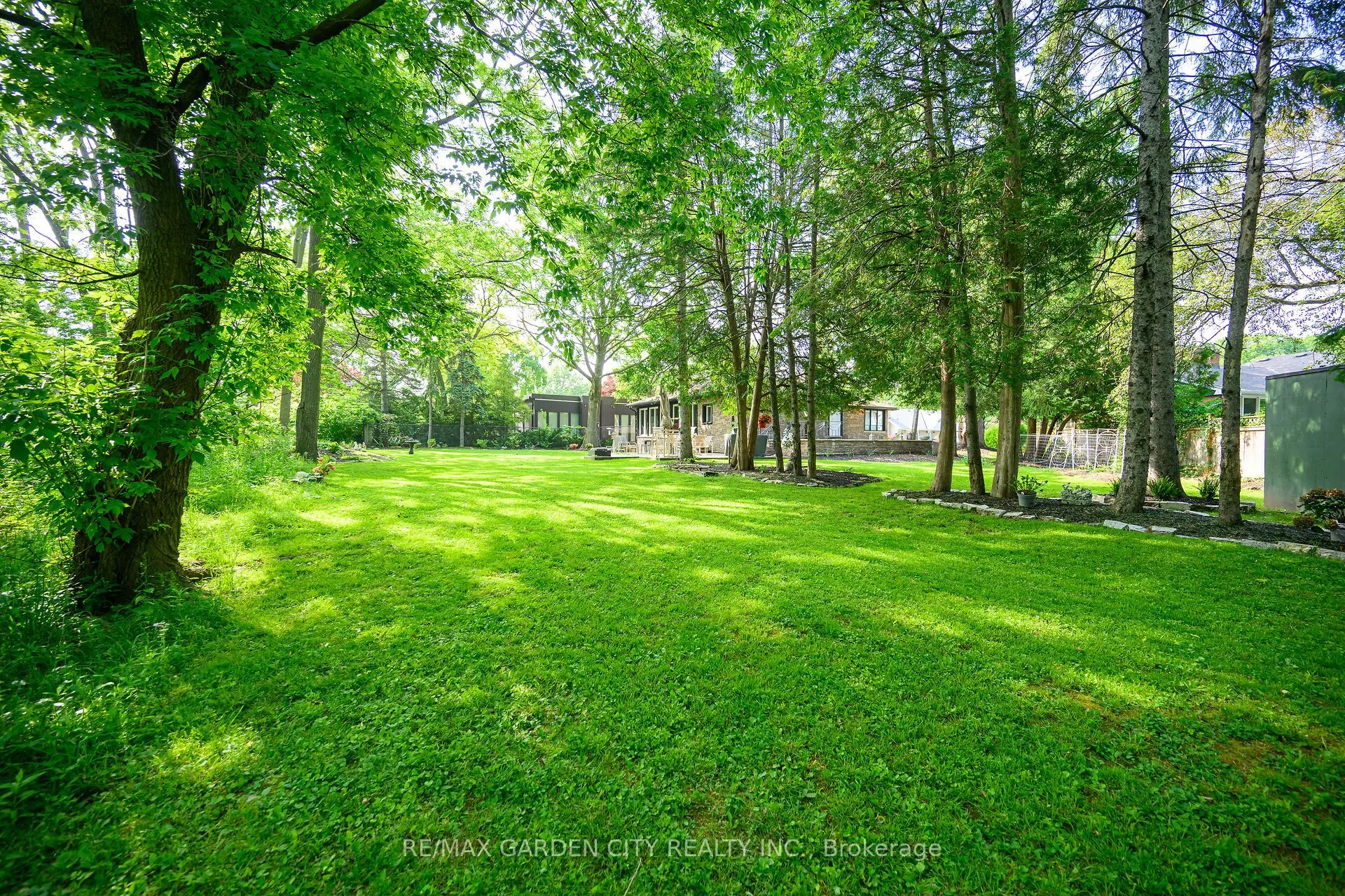 16 Freeland Court