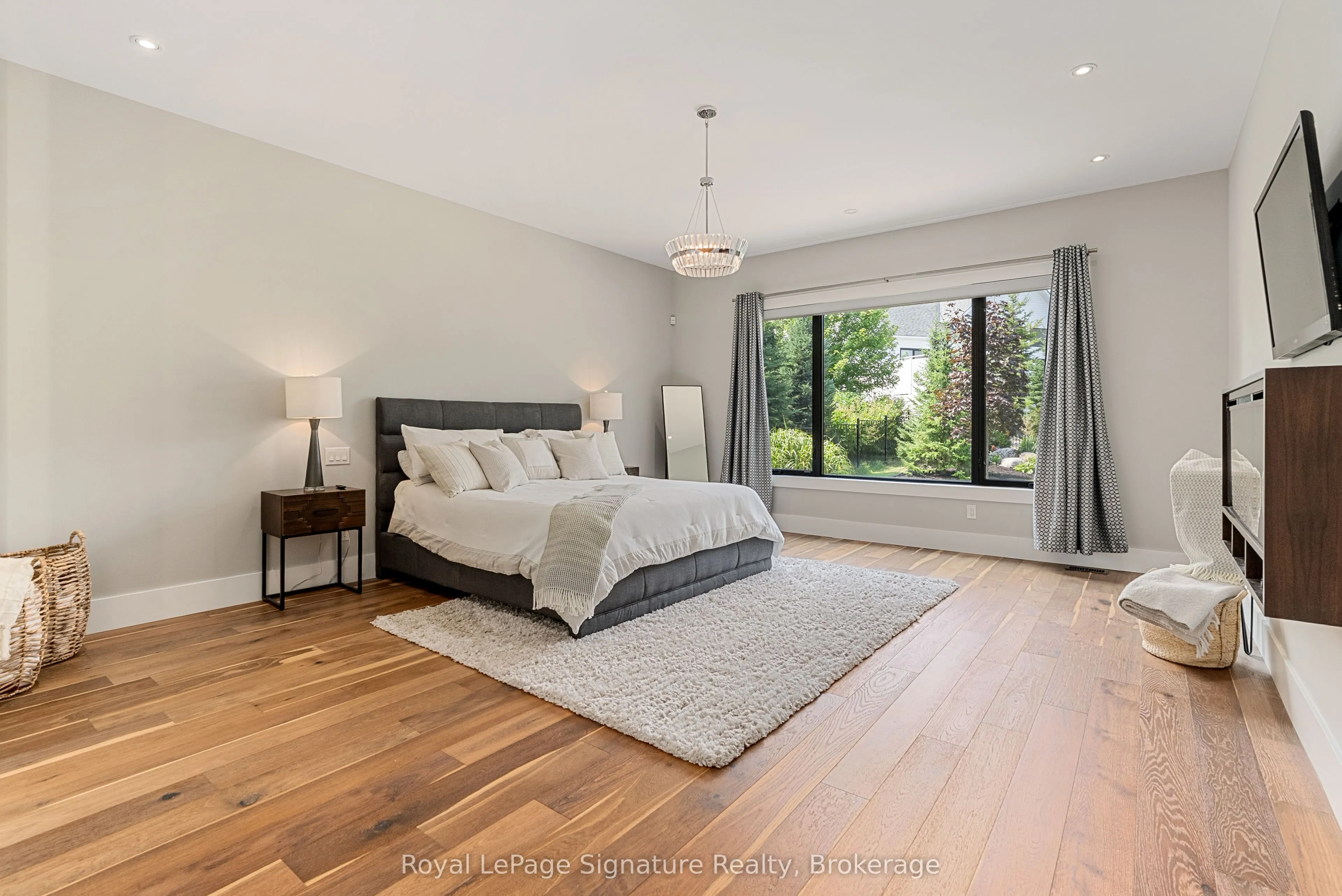 128 Arnot Crescent