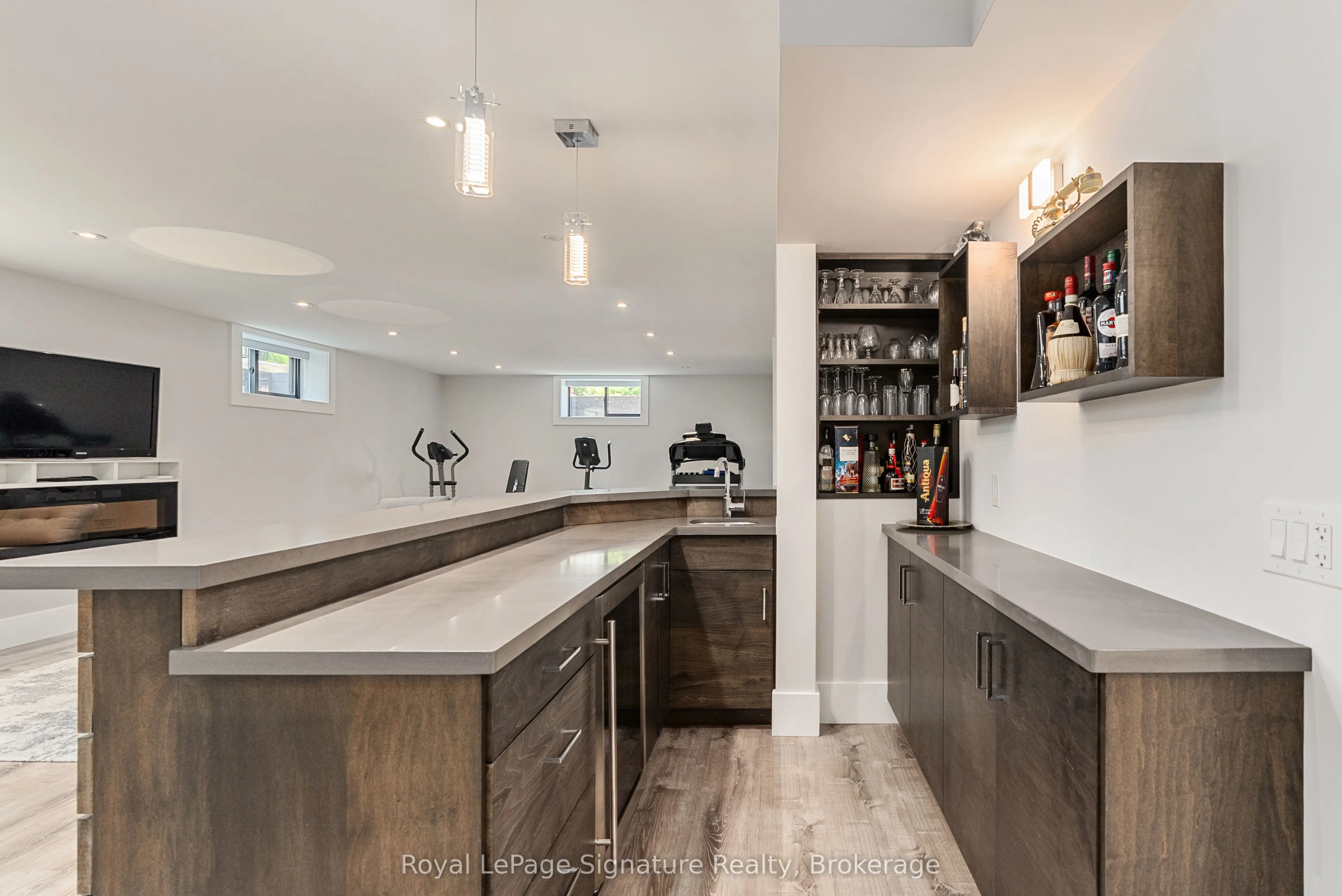 128 Arnot Crescent