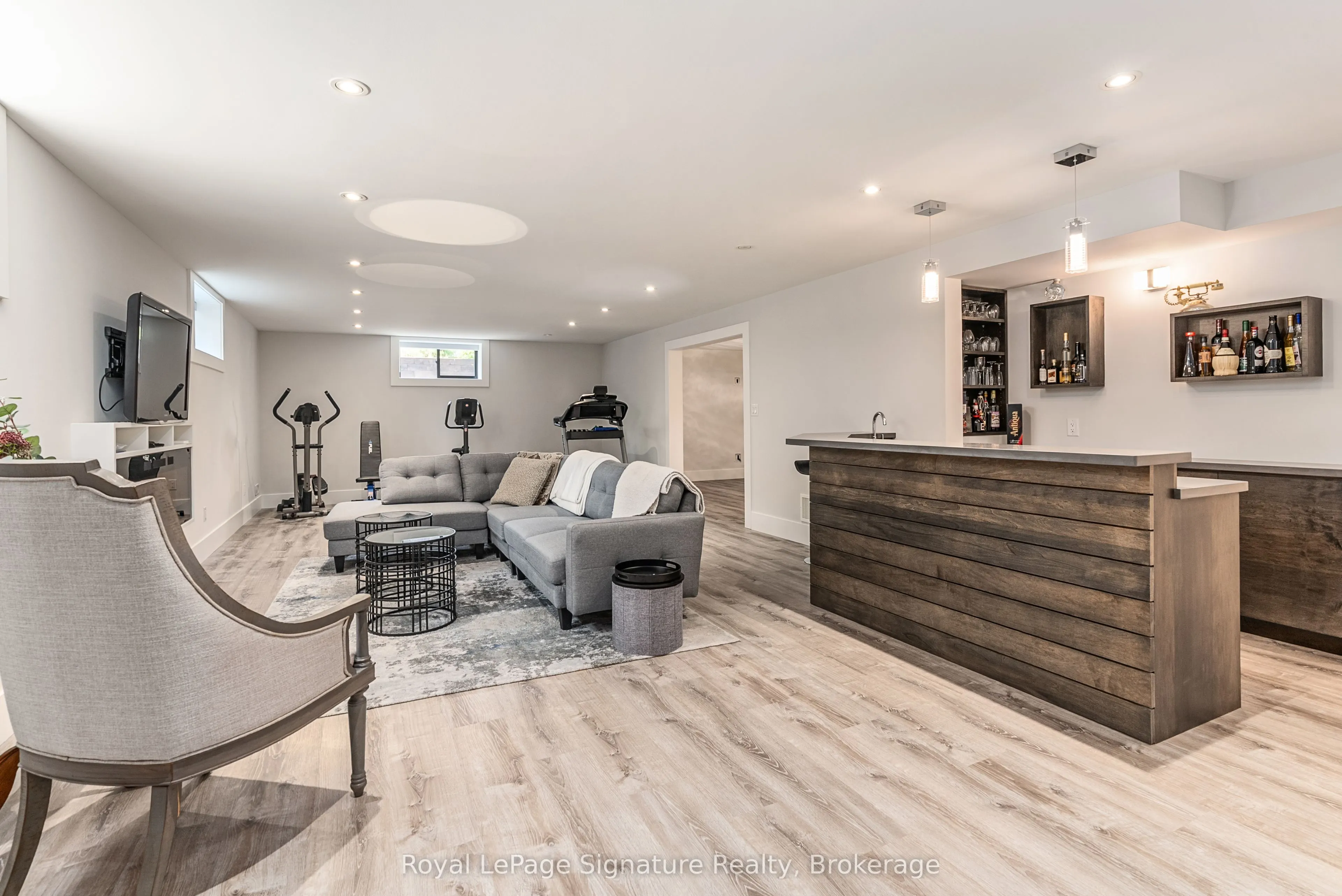 128 Arnot Crescent