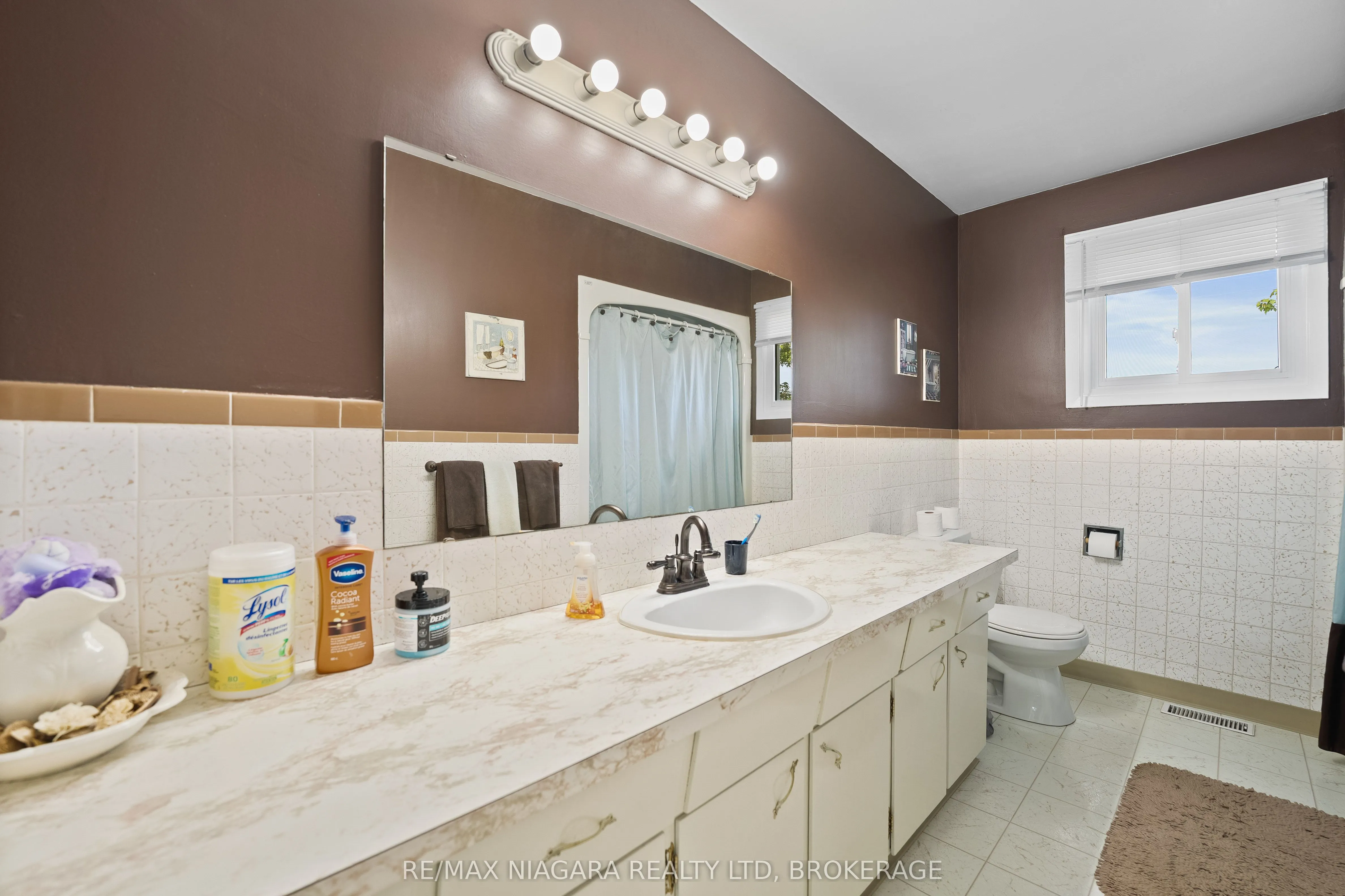28 Hendershot Avenue