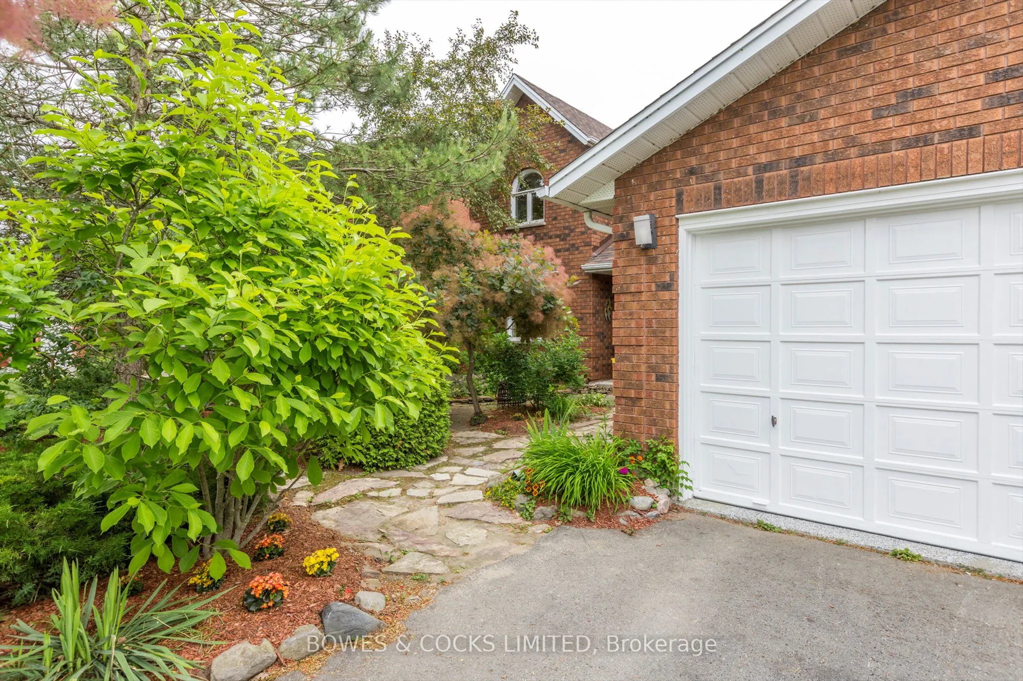 1543 Scollard Crescent