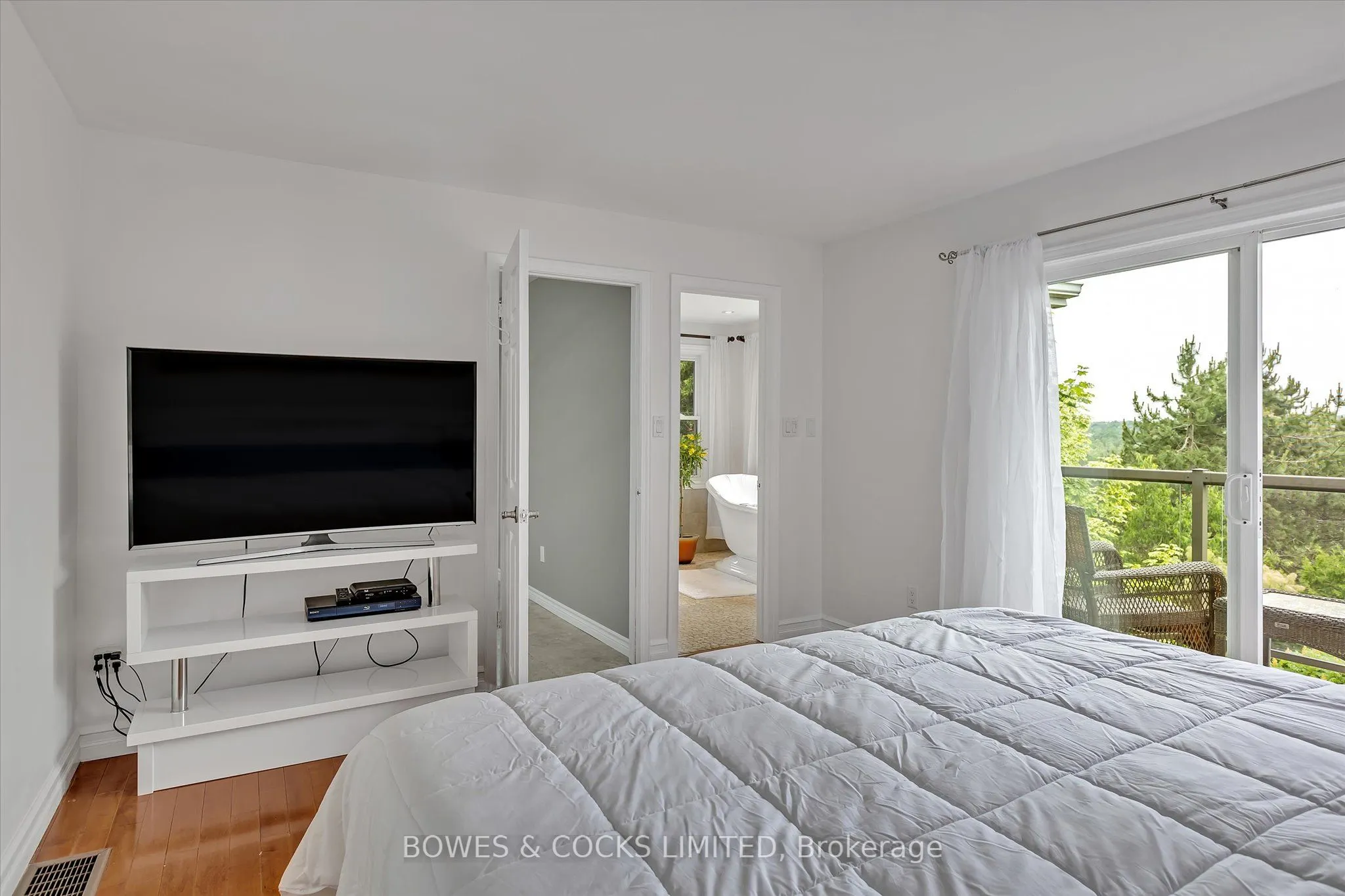1543 Scollard Crescent