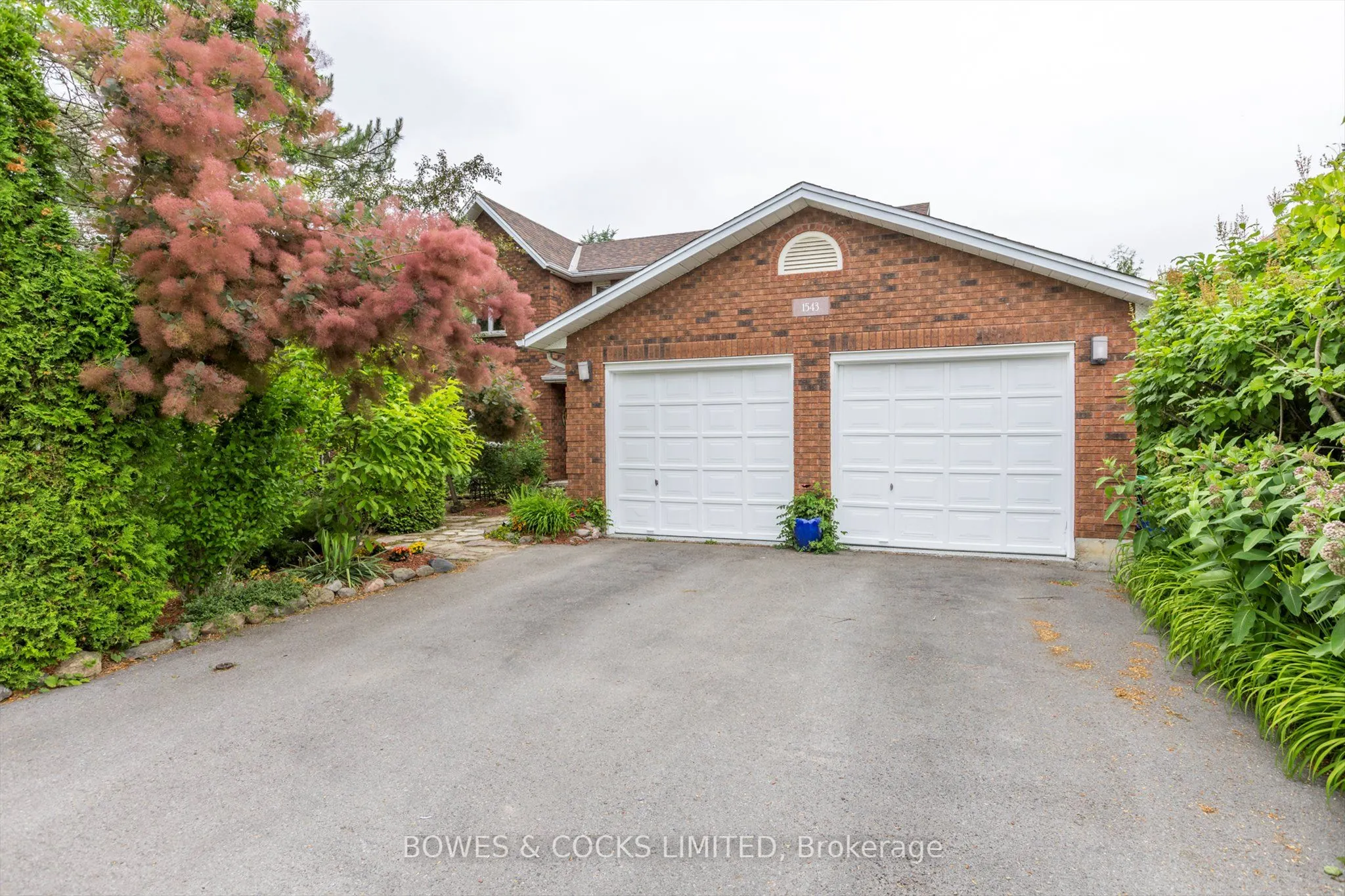 1543 Scollard Crescent