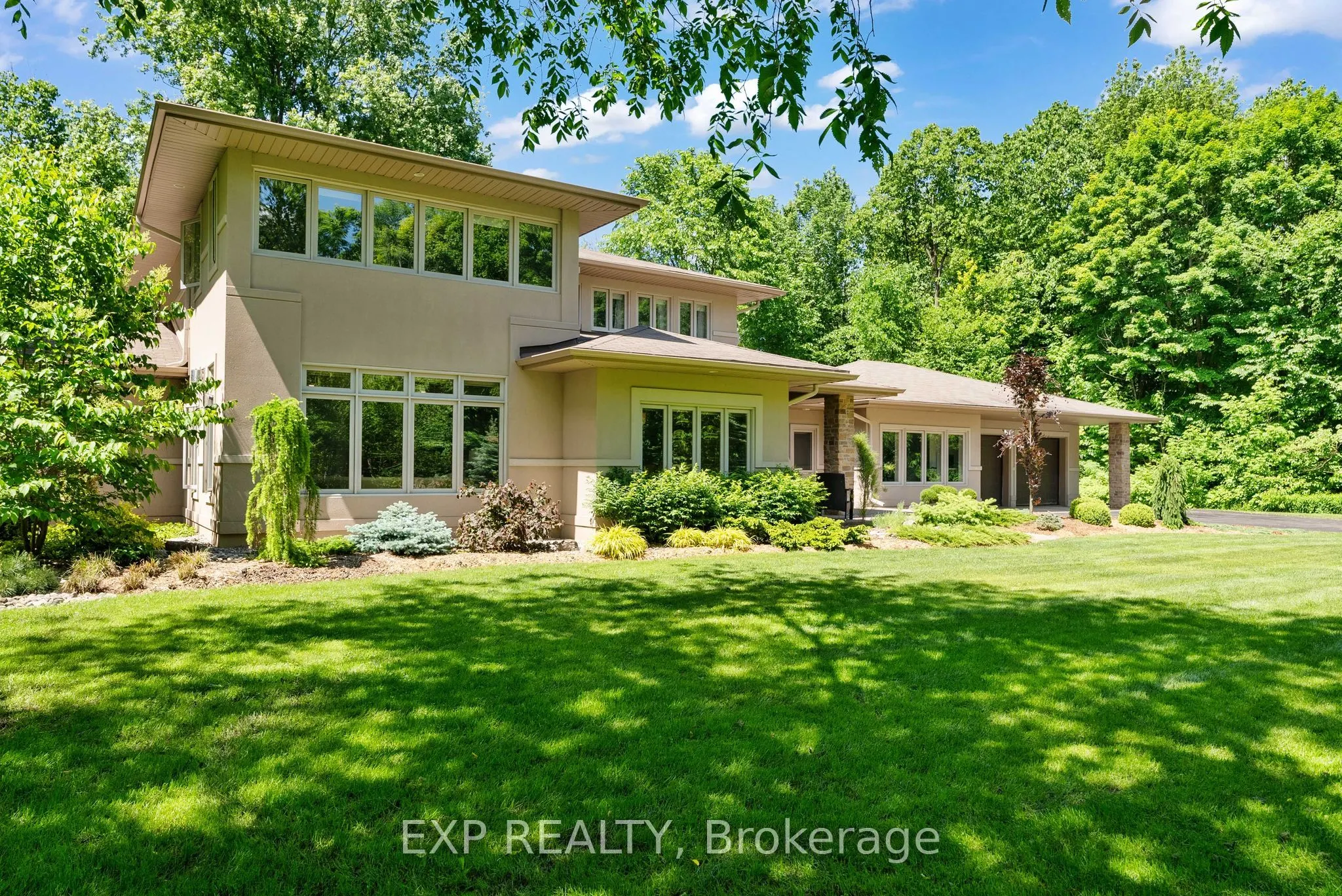5759 Queenscourt Crescent