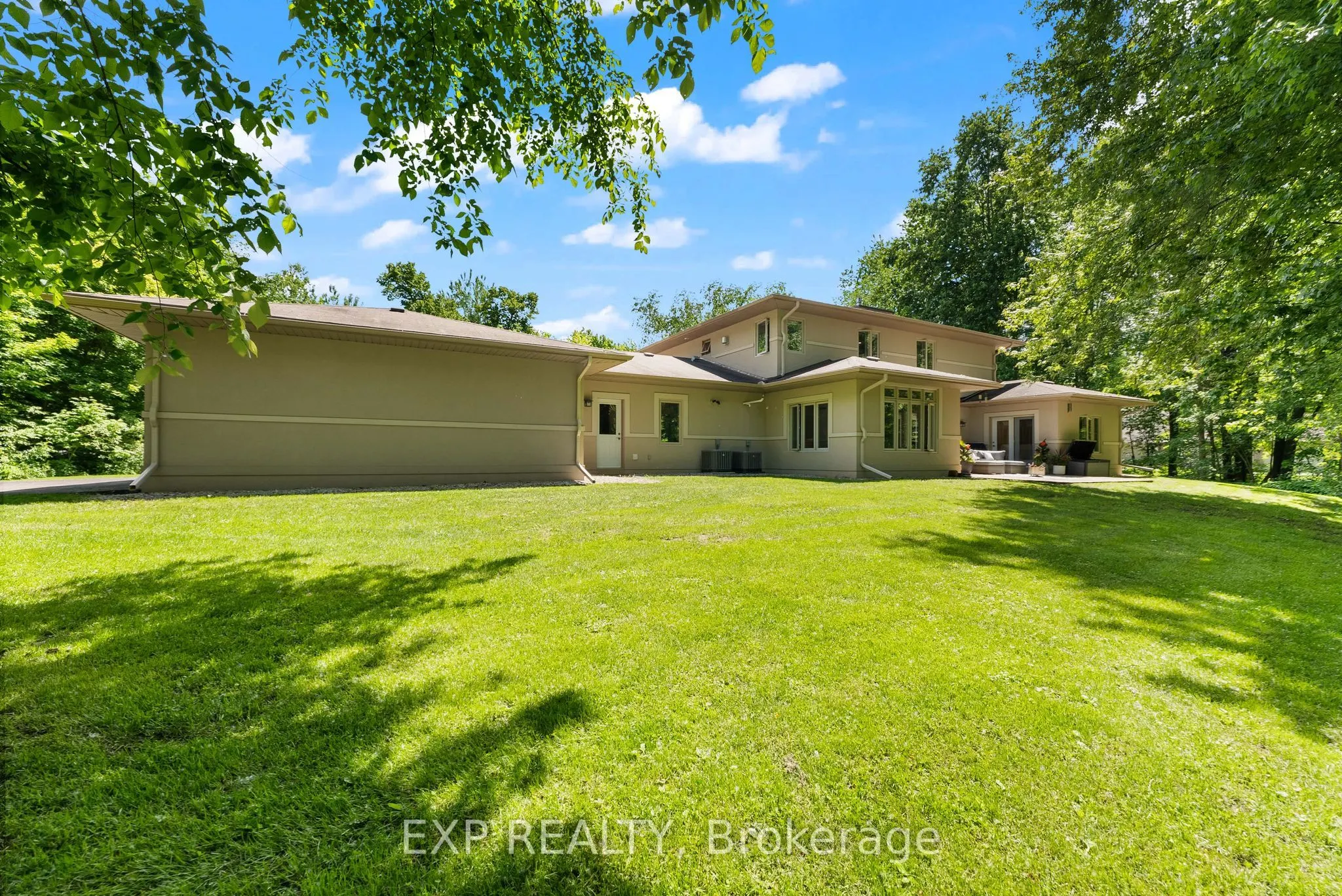5759 Queenscourt Crescent