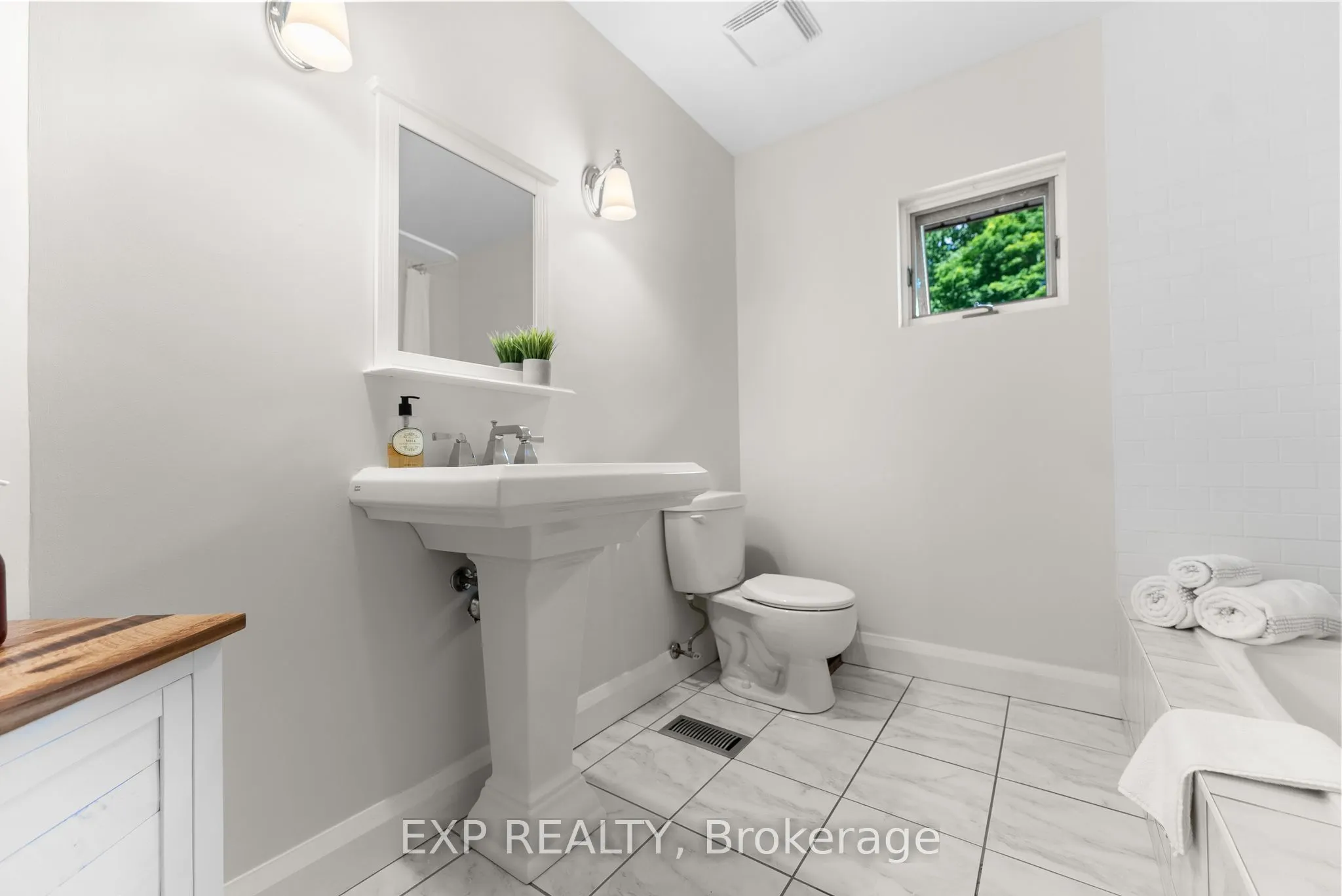 5759 Queenscourt Crescent
