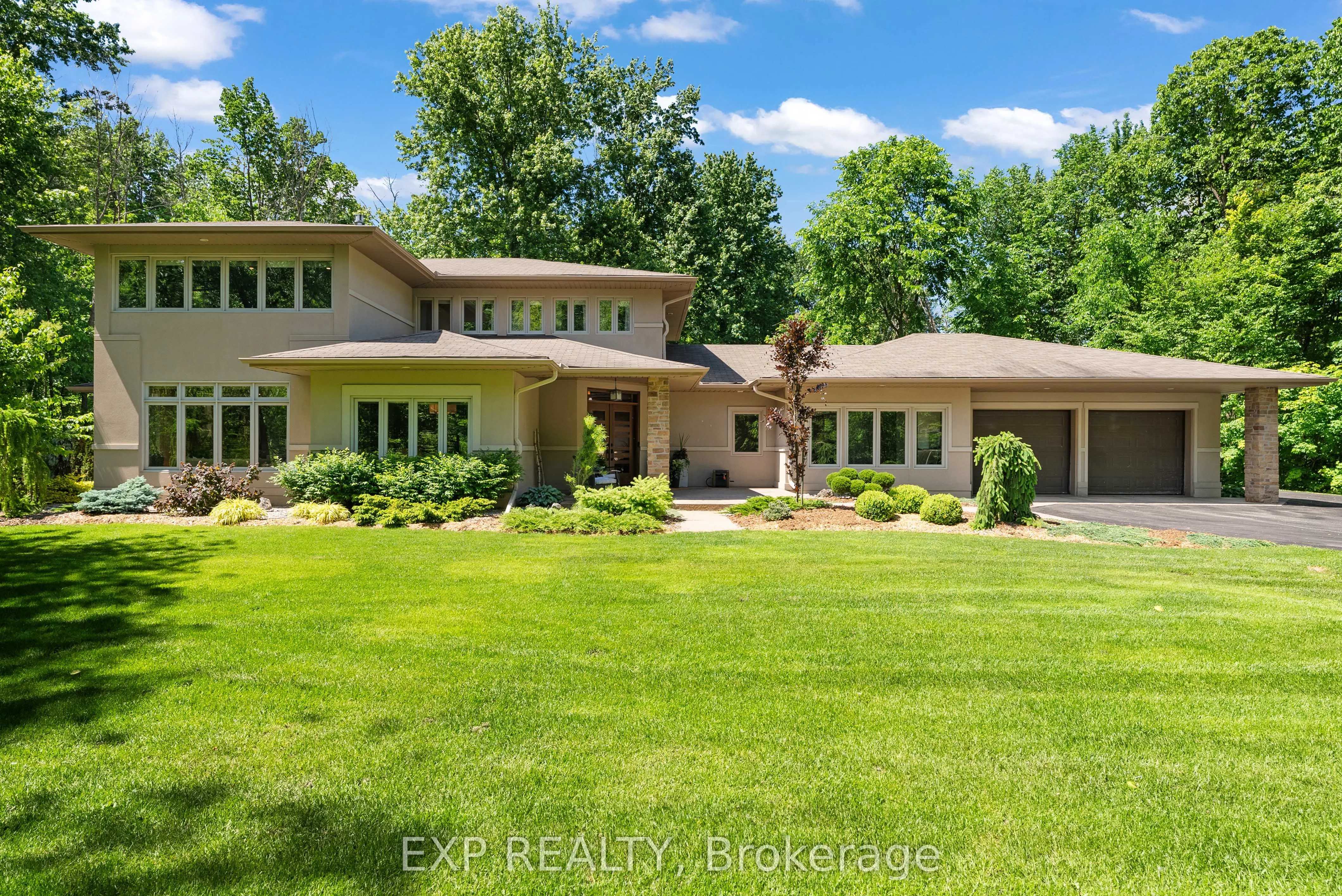 5759 Queenscourt Crescent