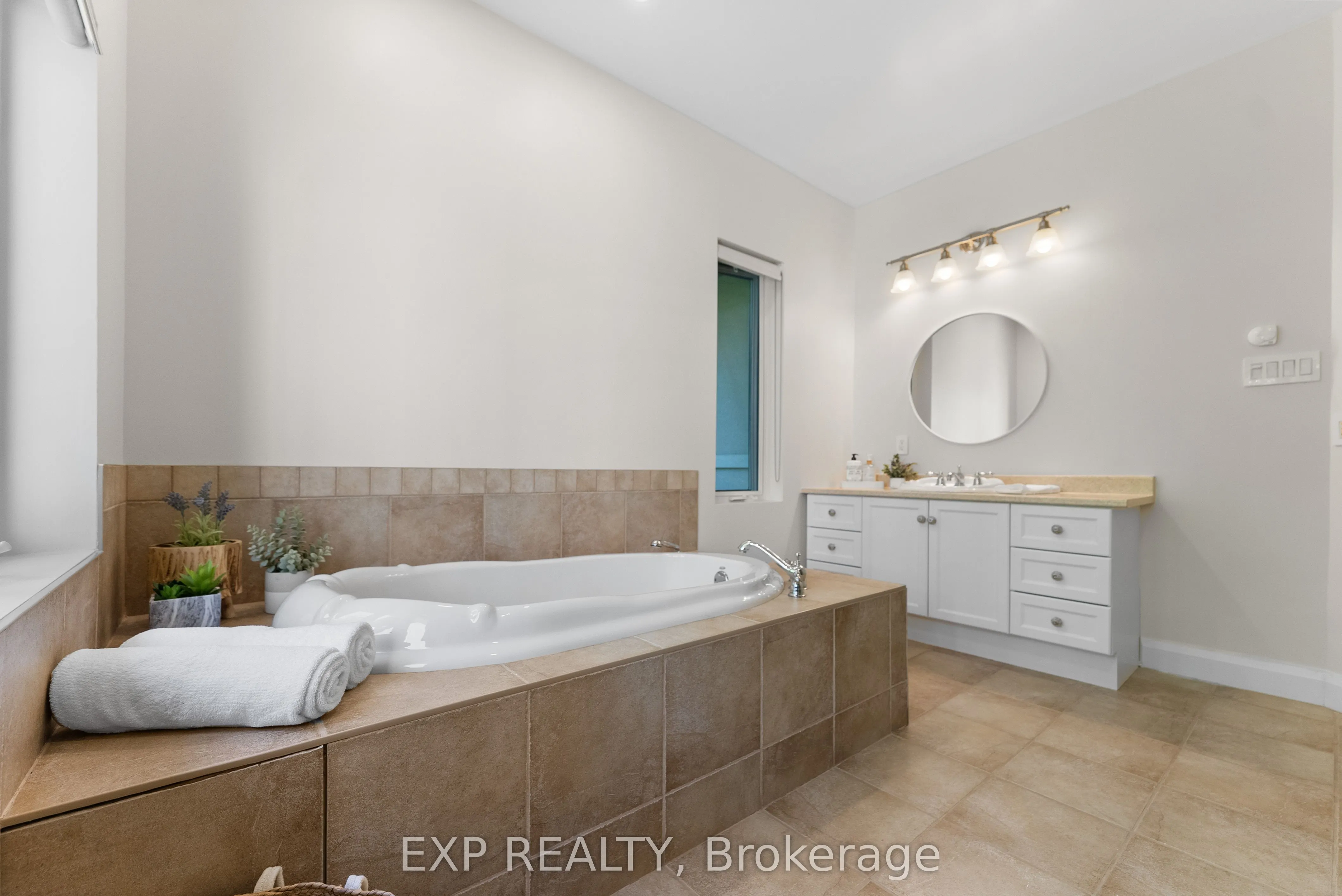 5759 Queenscourt Crescent