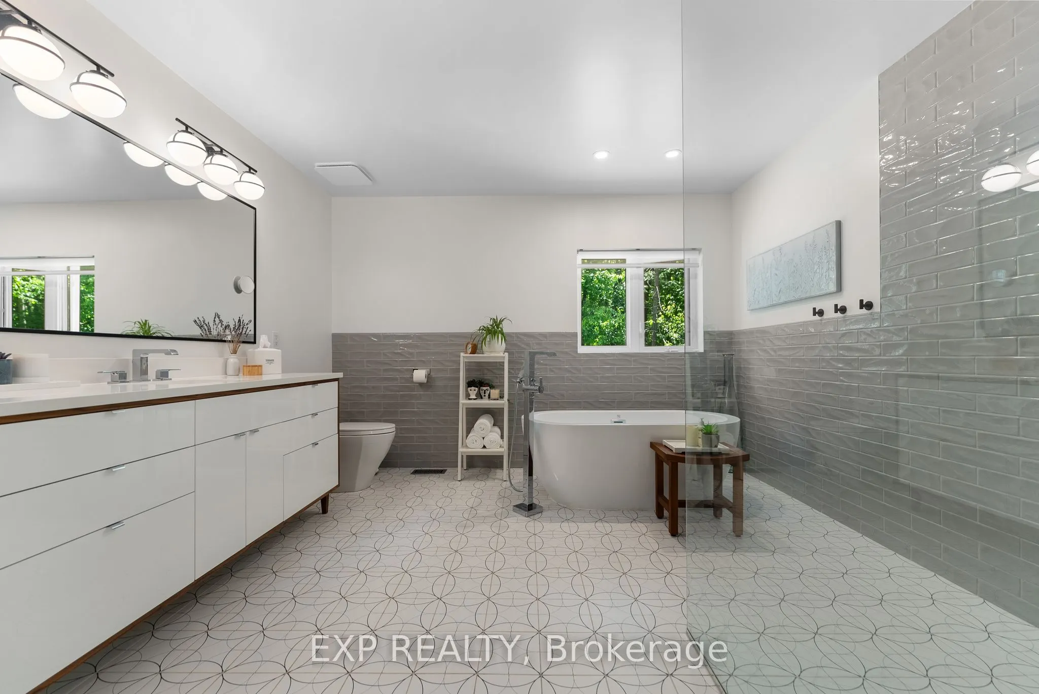 5759 Queenscourt Crescent