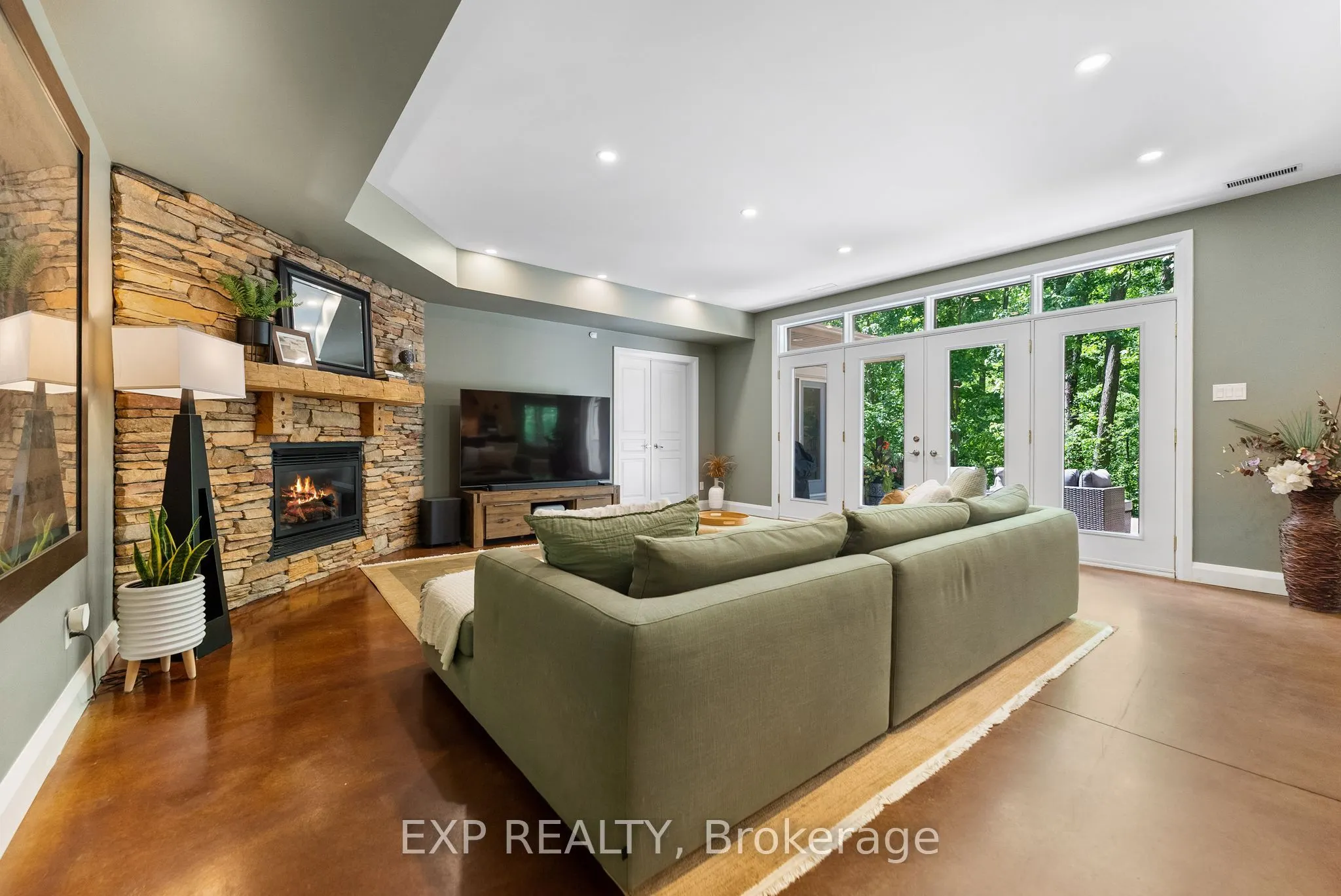 5759 Queenscourt Crescent