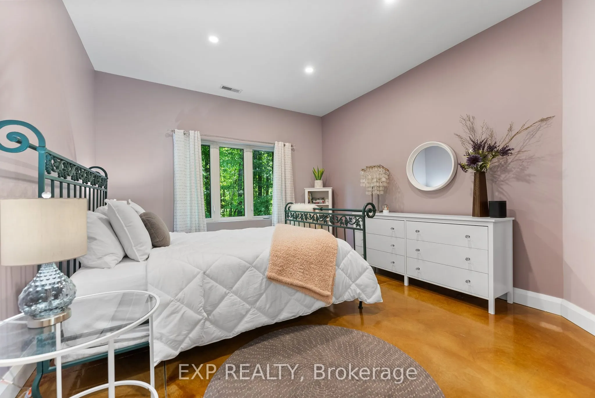5759 Queenscourt Crescent