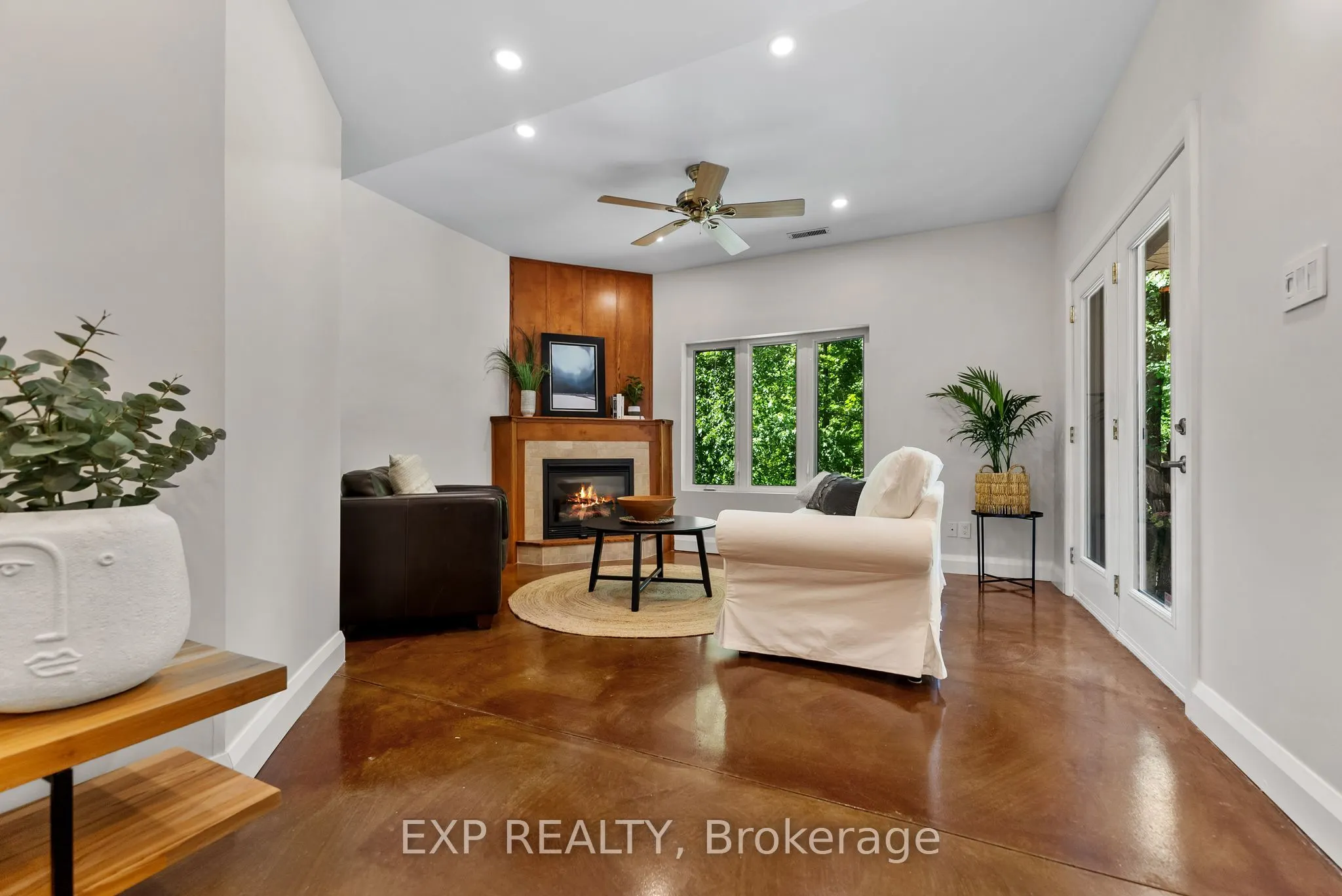 5759 Queenscourt Crescent