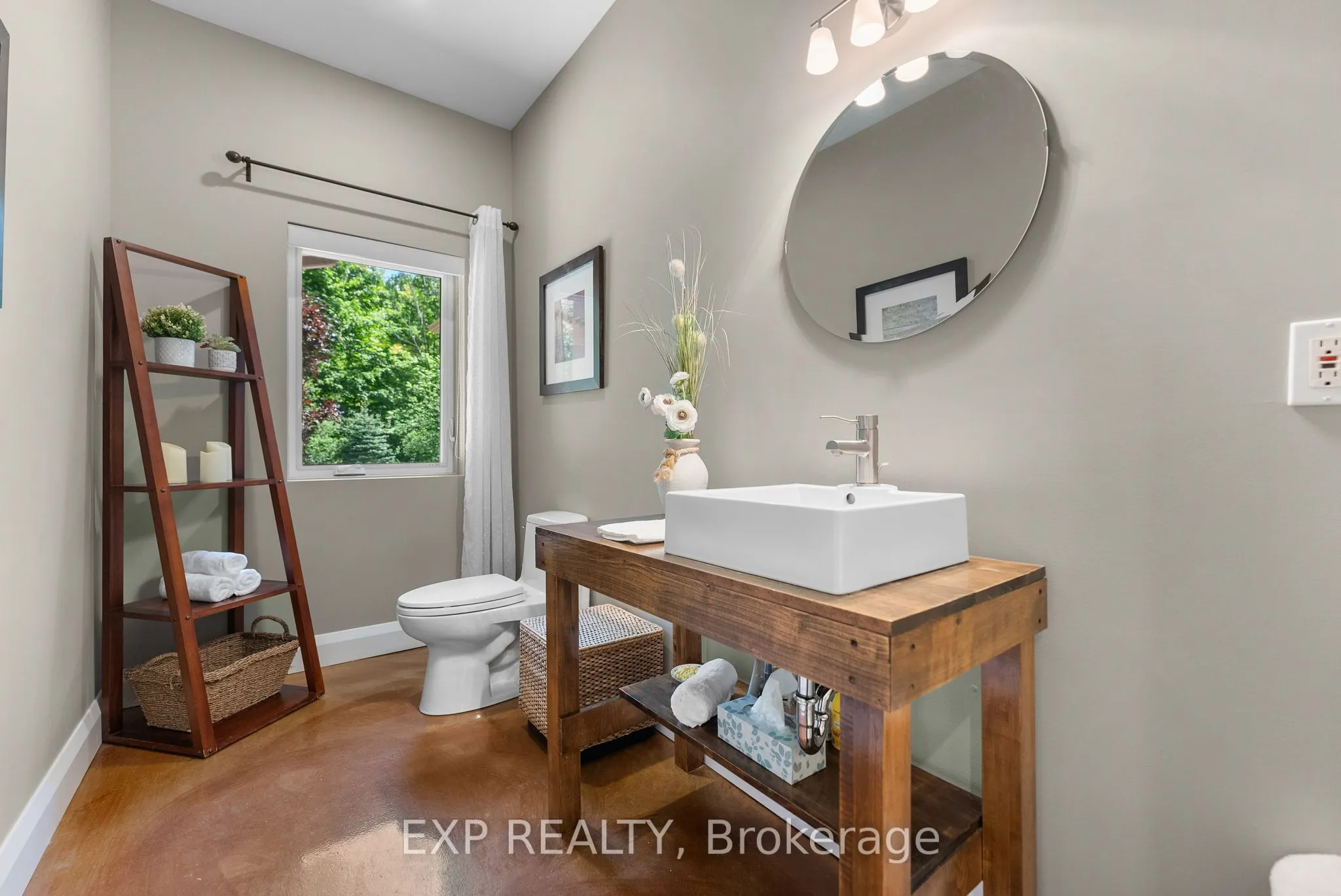 5759 Queenscourt Crescent