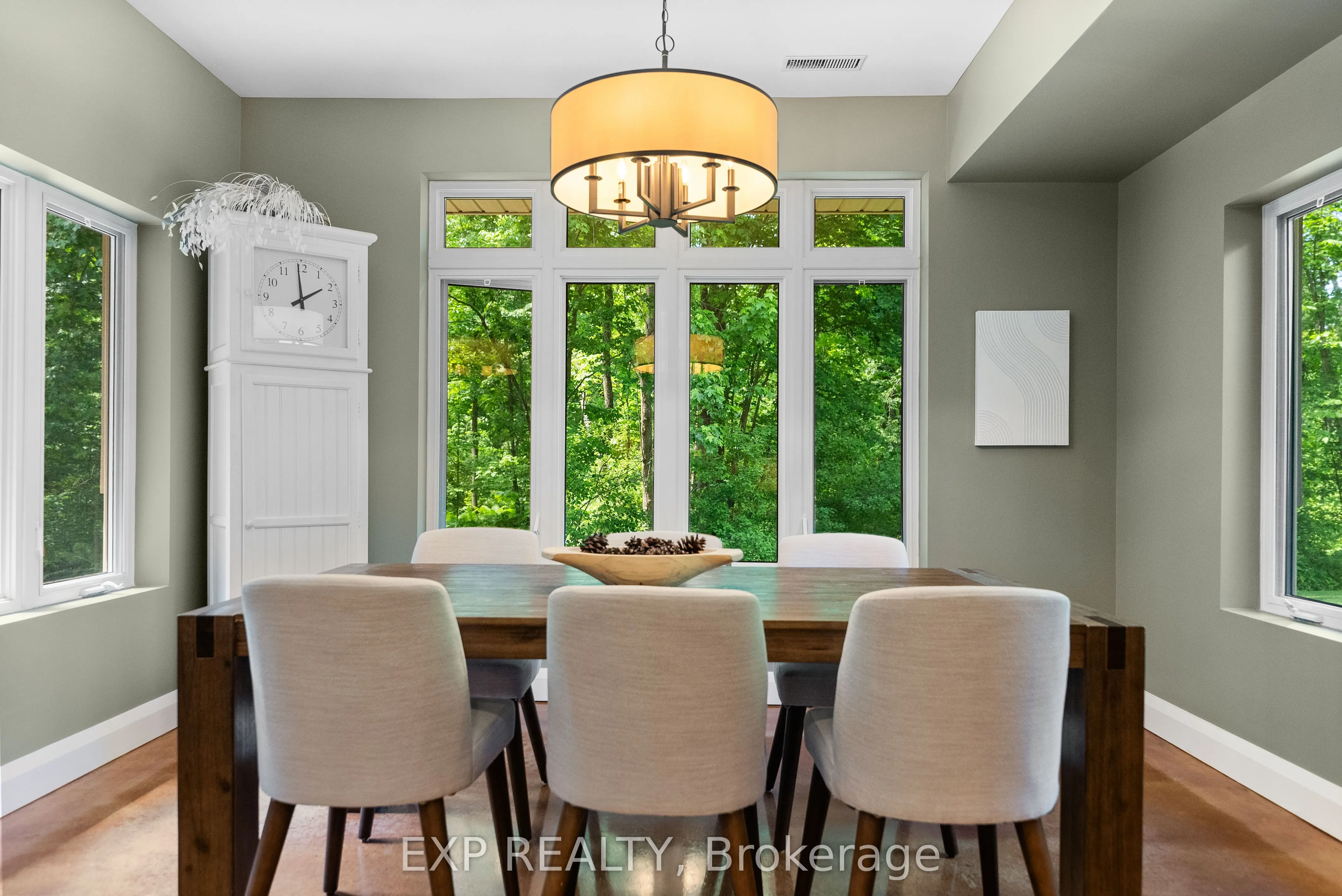 5759 Queenscourt Crescent