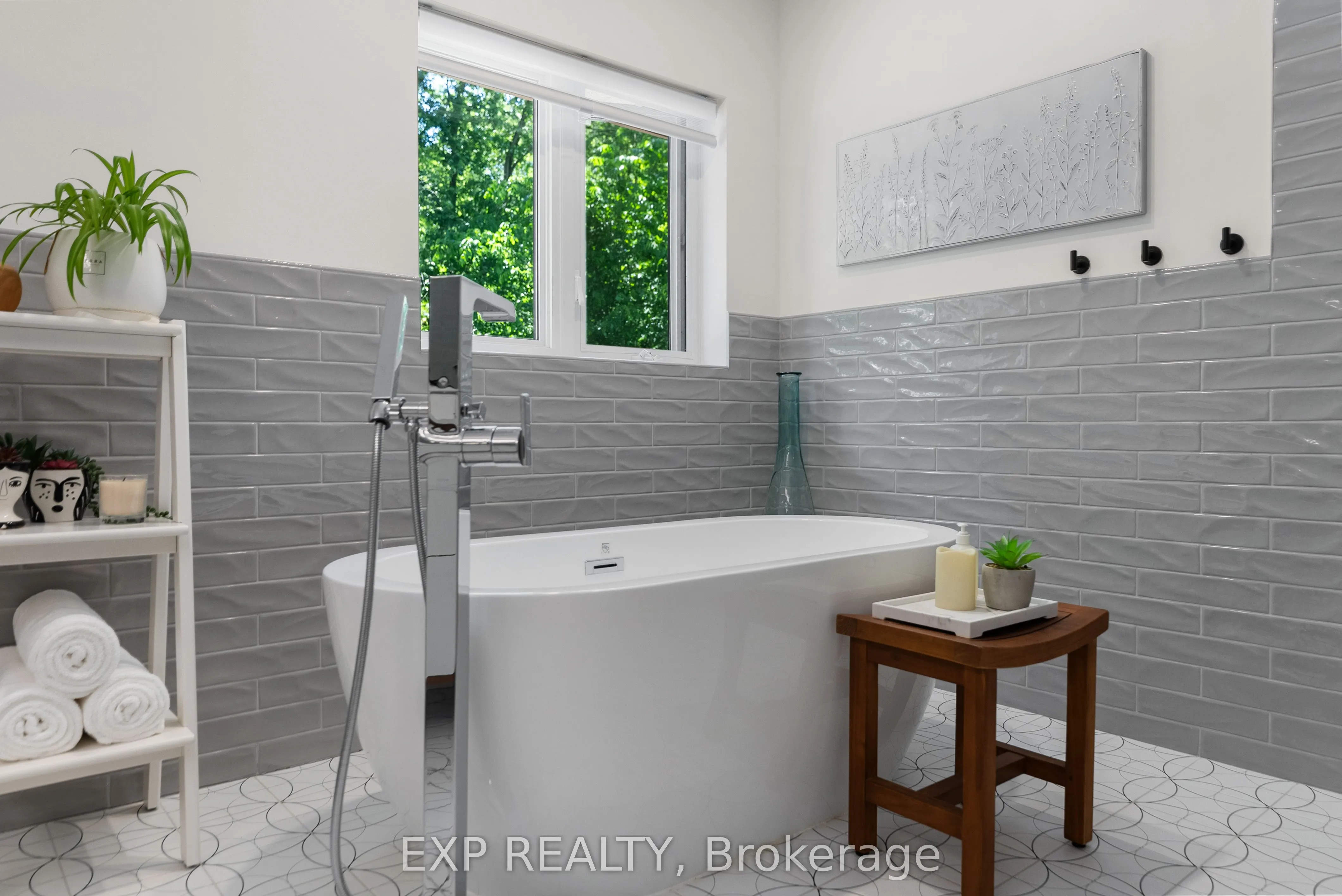 5759 Queenscourt Crescent