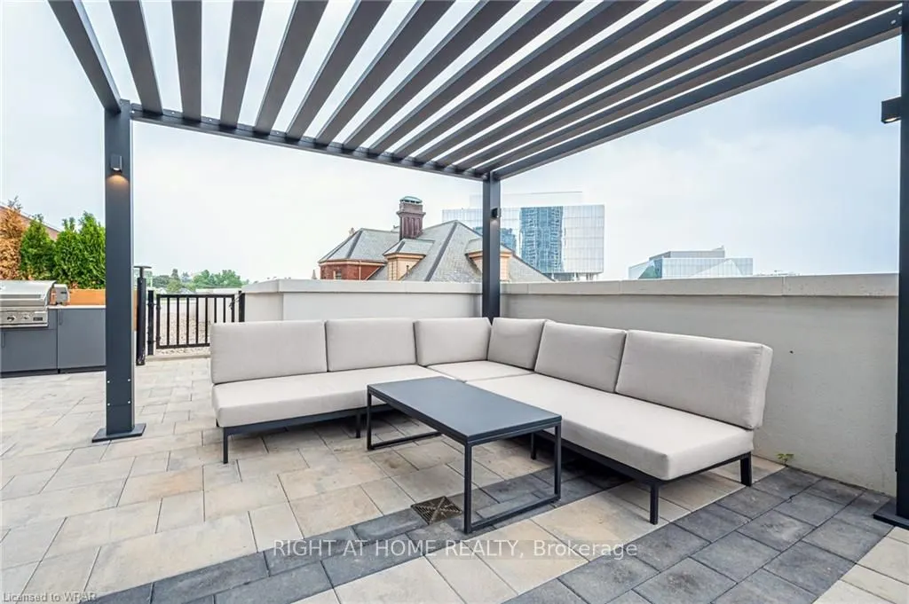 15 Wellington Street S, #610