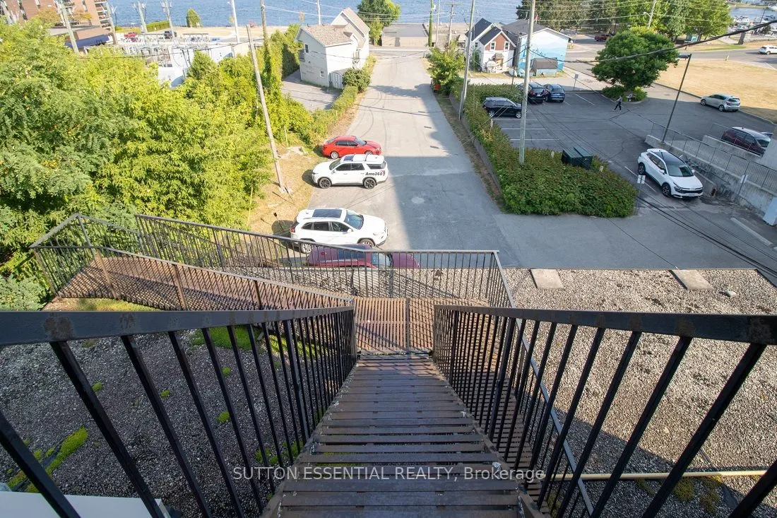 27 King Street E