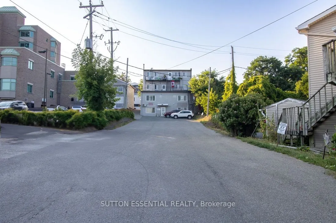 27 King Street E