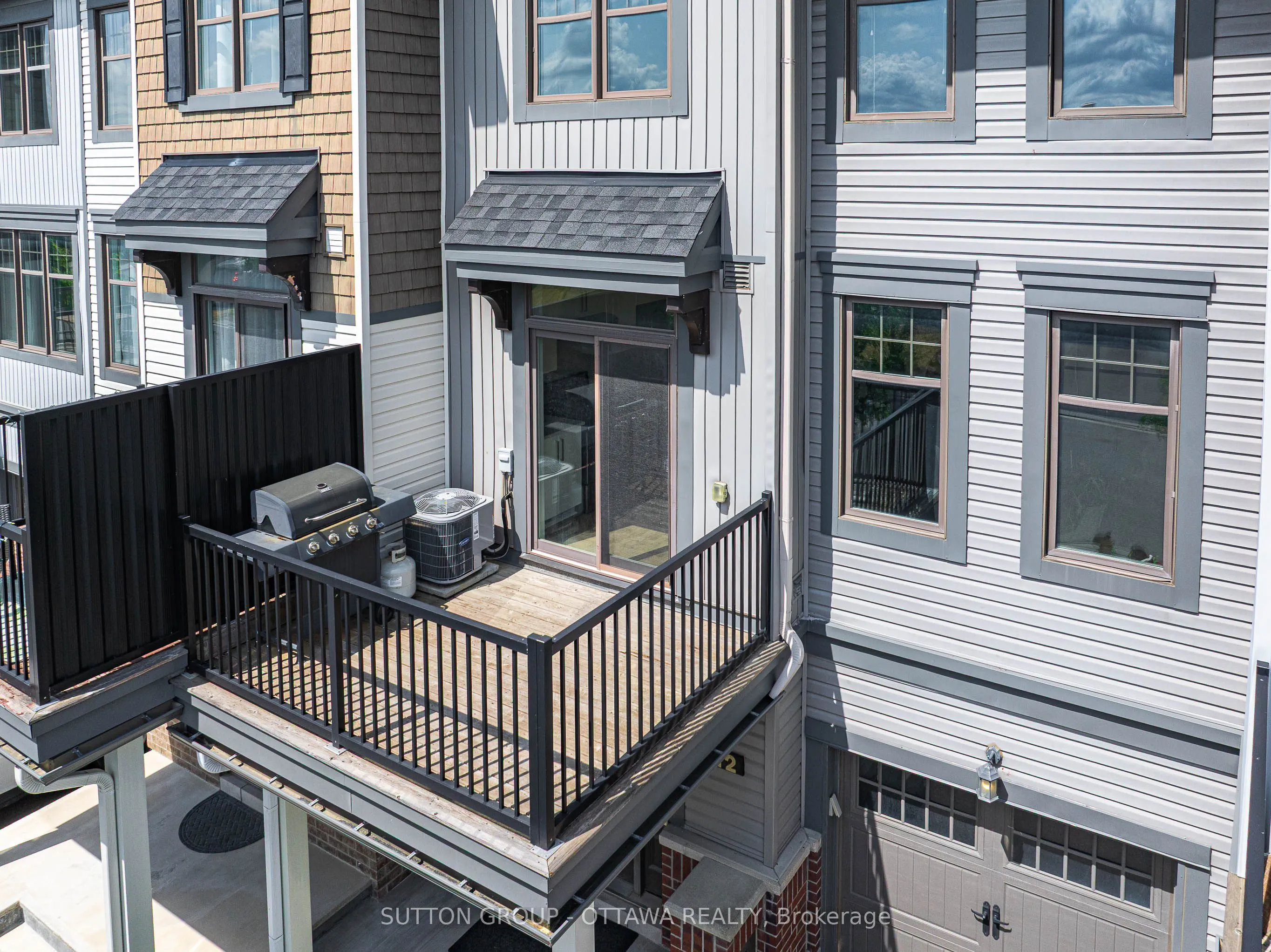 612 Lauraleaf Crescent