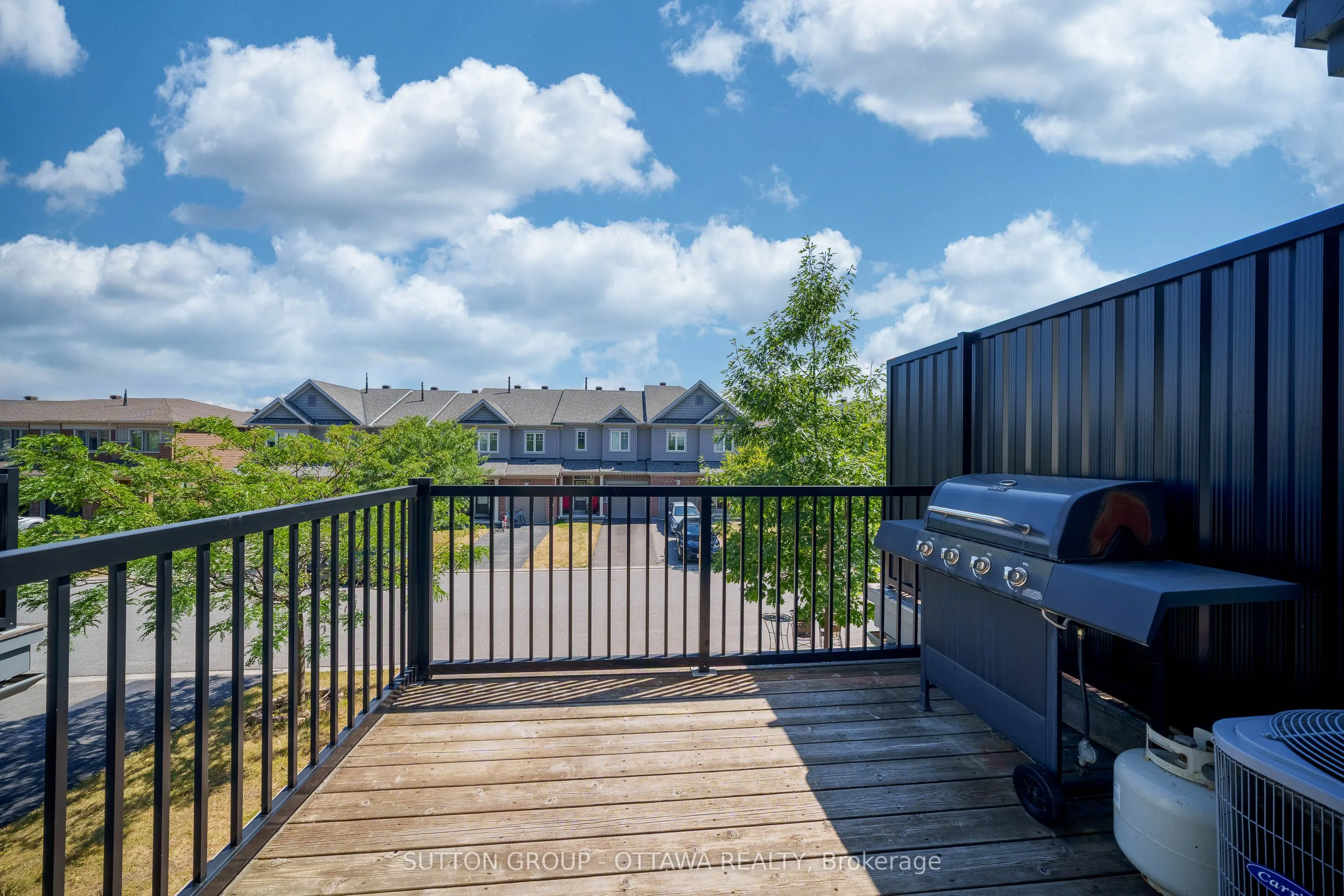 612 Lauraleaf Crescent