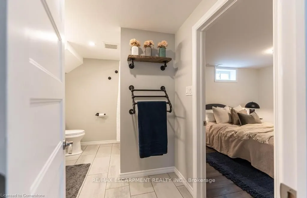 14 Yorkdale Crescent, ##B