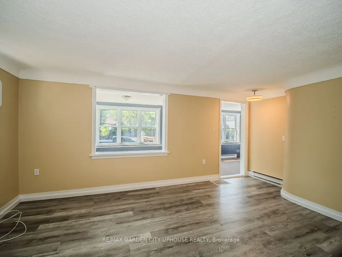 22 LYONS Avenue