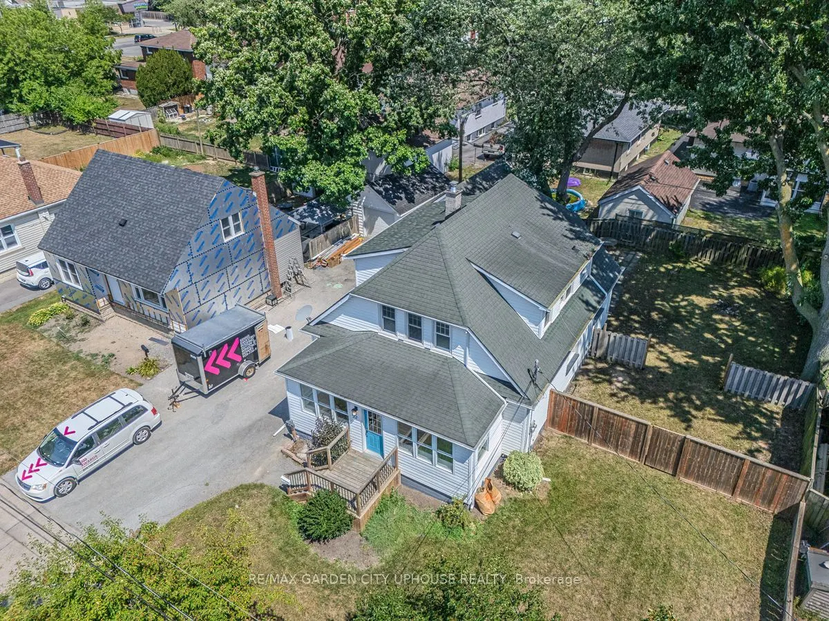 22 LYONS Avenue