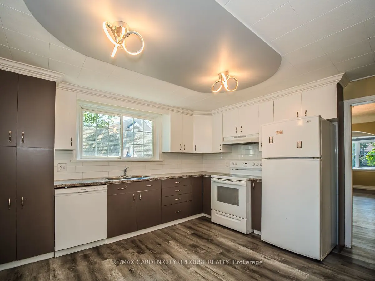 22 LYONS Avenue
