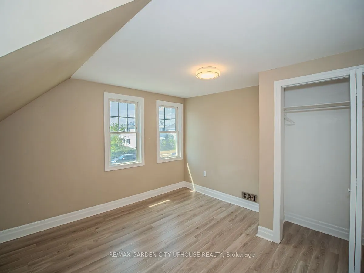 22 LYONS Avenue