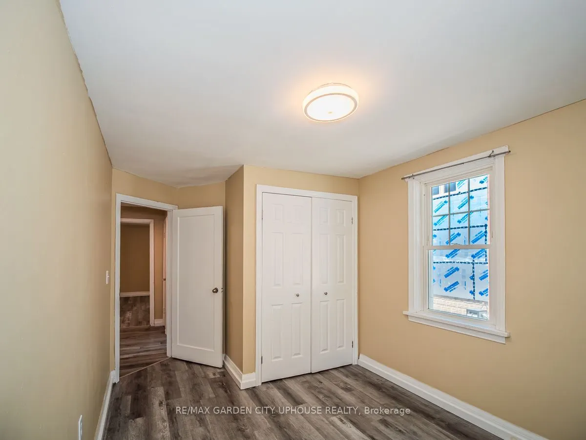 22 LYONS Avenue