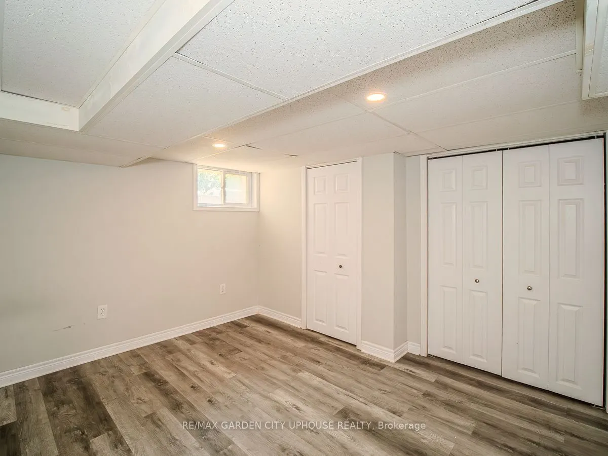22 LYONS Avenue