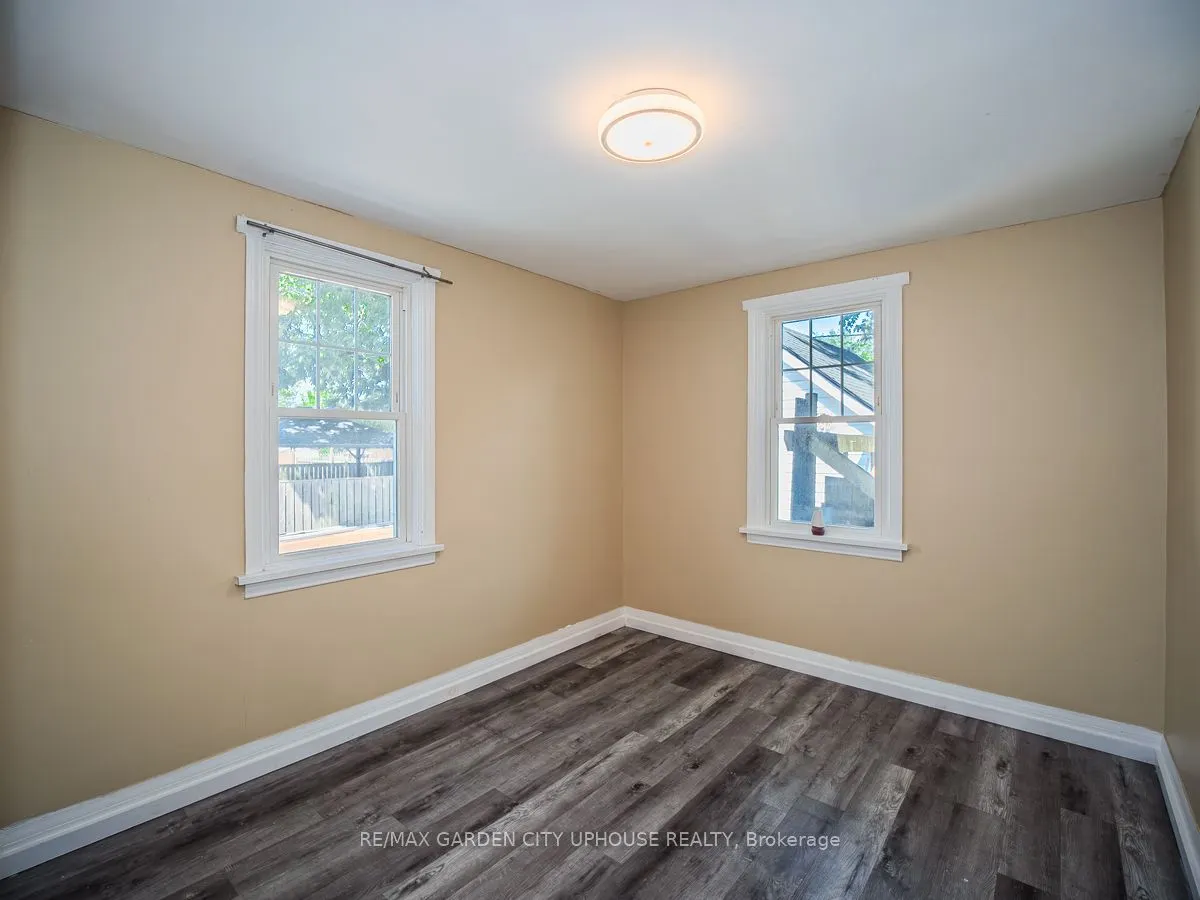 22 LYONS Avenue