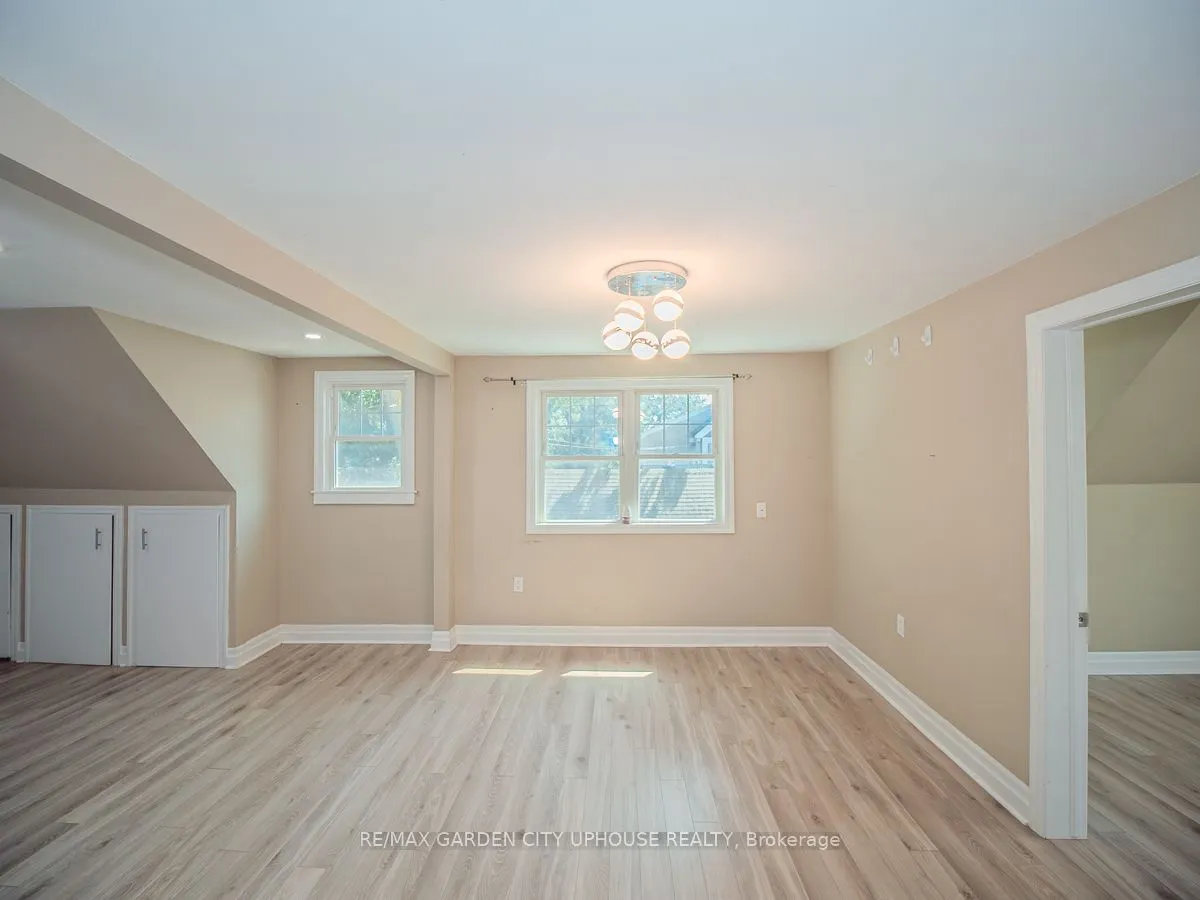 22 LYONS Avenue
