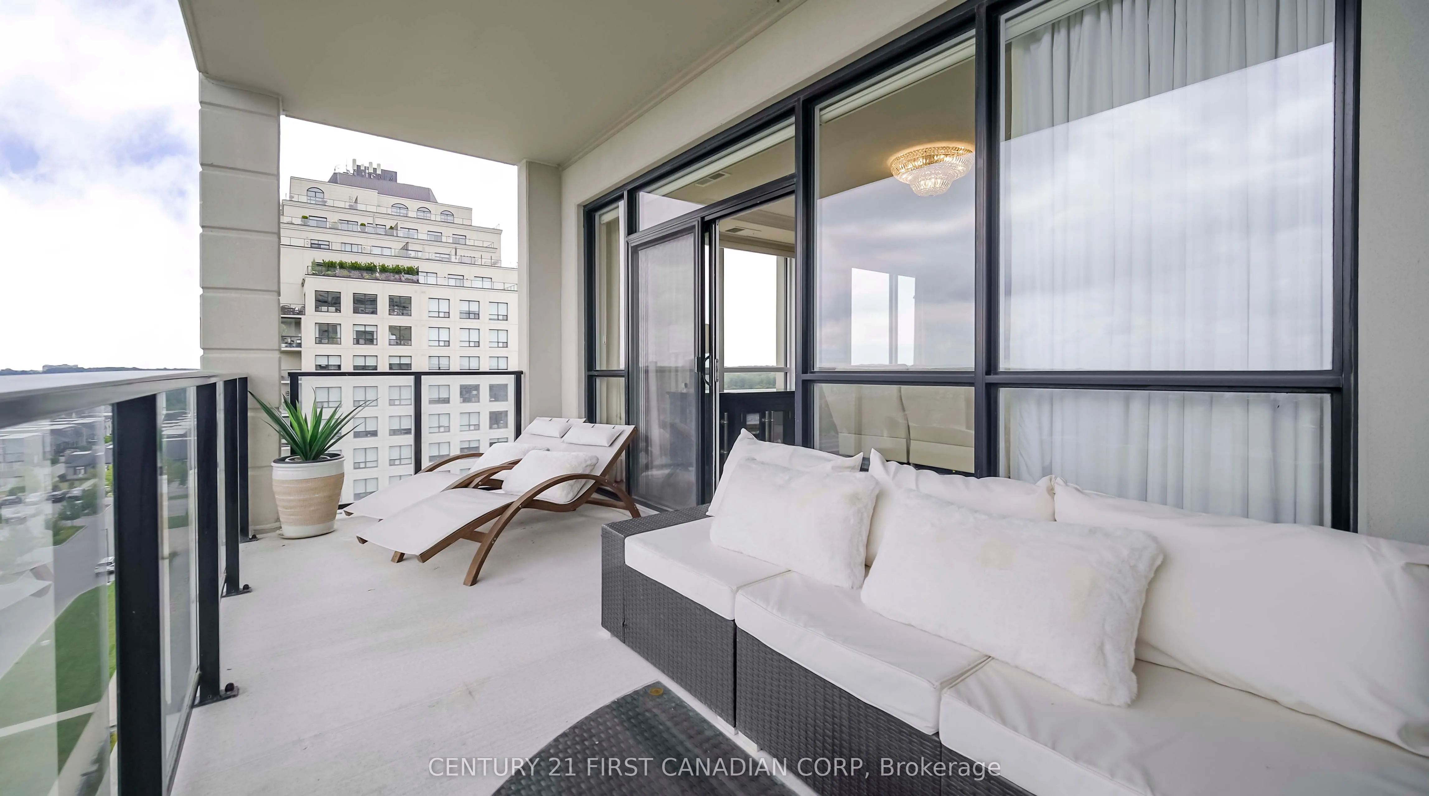 240 Villagewalk Boulevard, #810