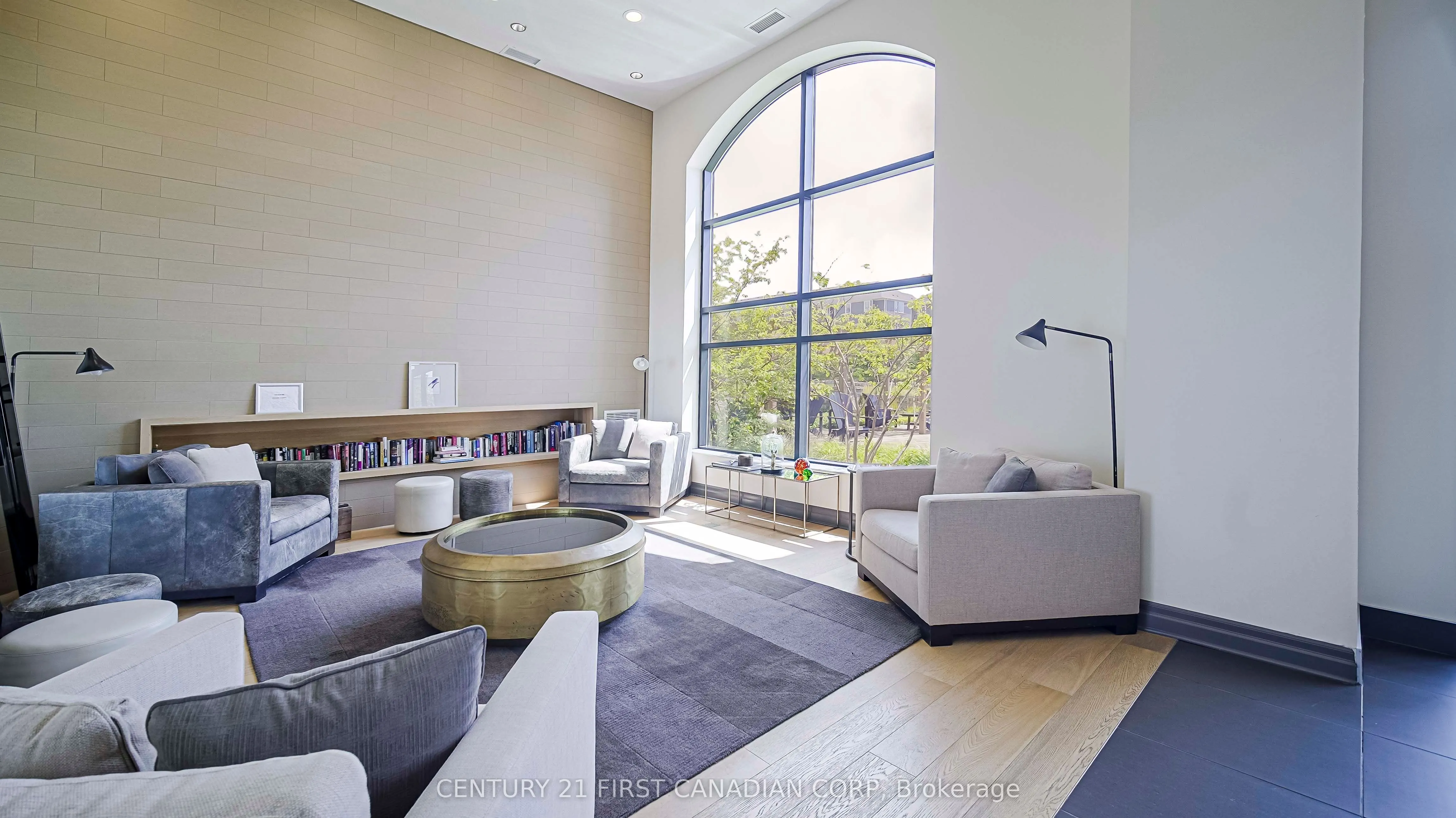 240 Villagewalk Boulevard, #810