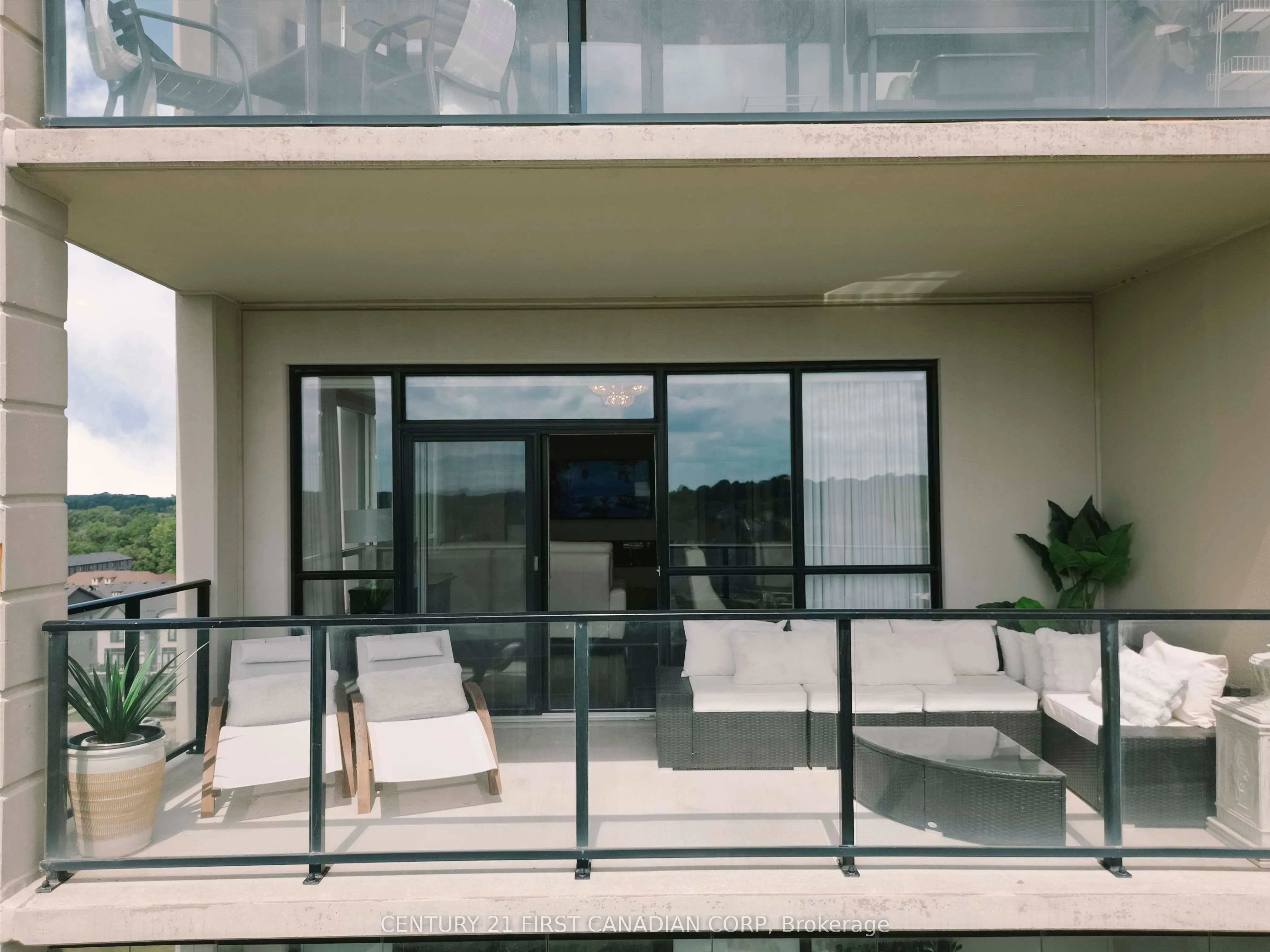 240 Villagewalk Boulevard, #810