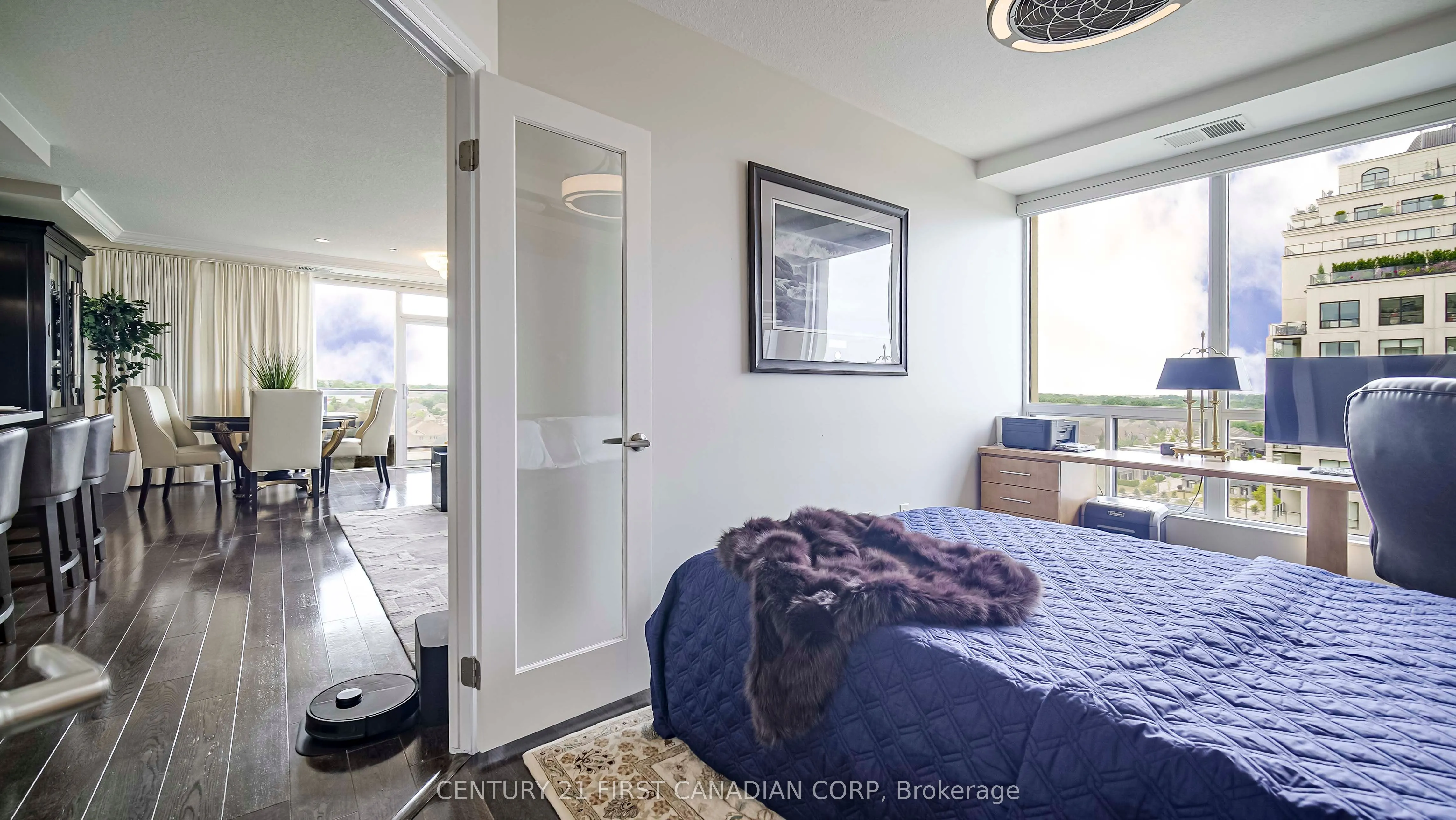 240 Villagewalk Boulevard, #810