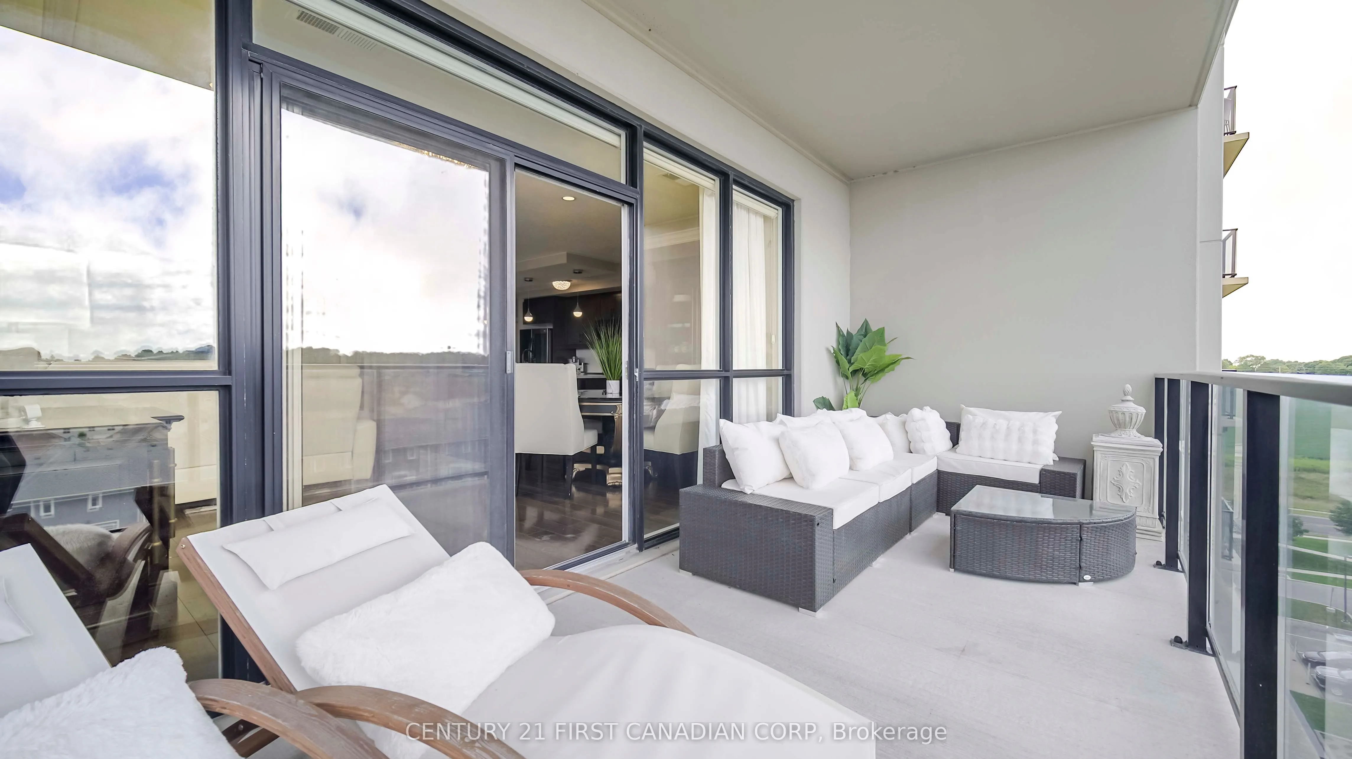 240 Villagewalk Boulevard, #810