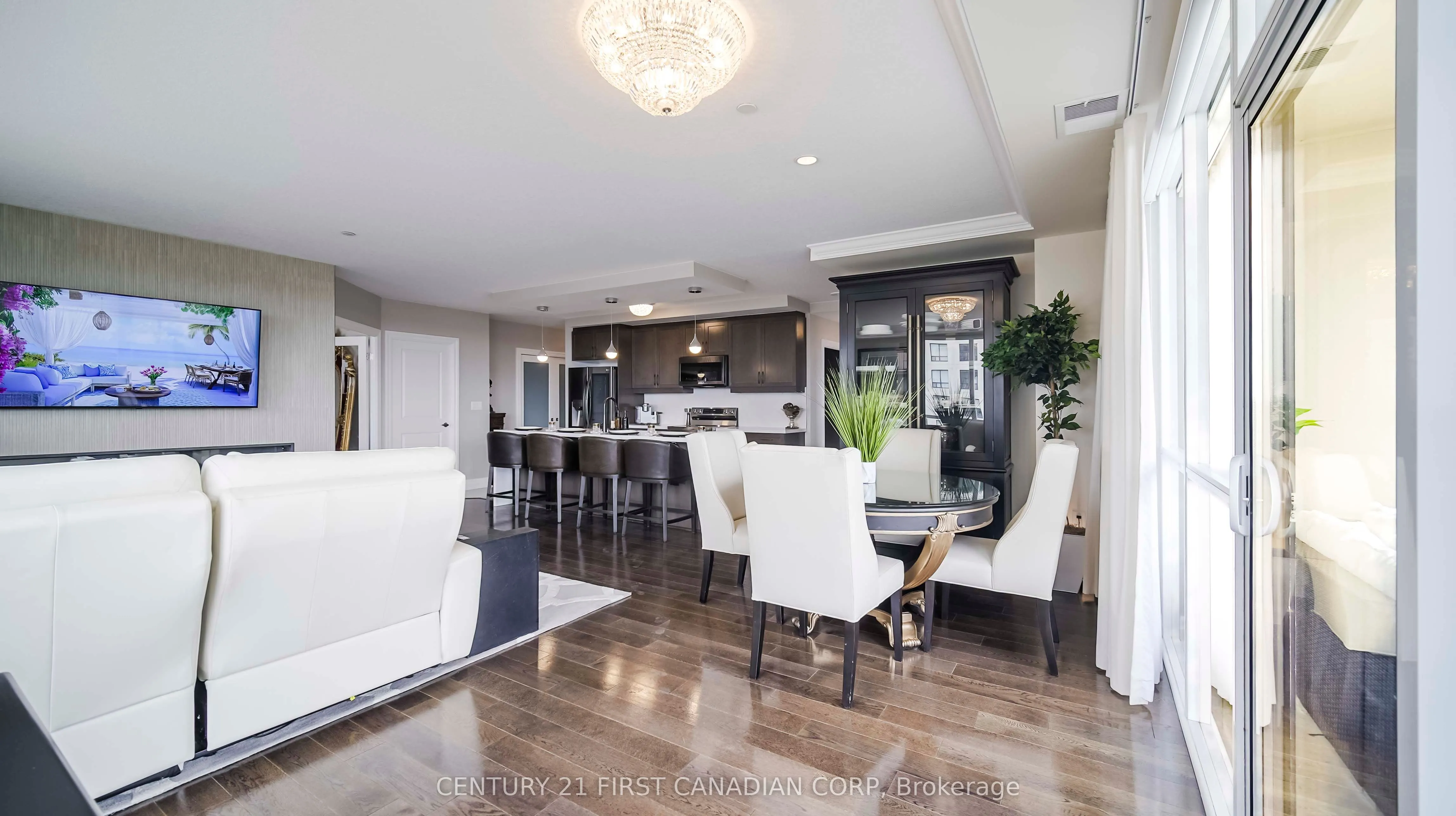 240 Villagewalk Boulevard, #810