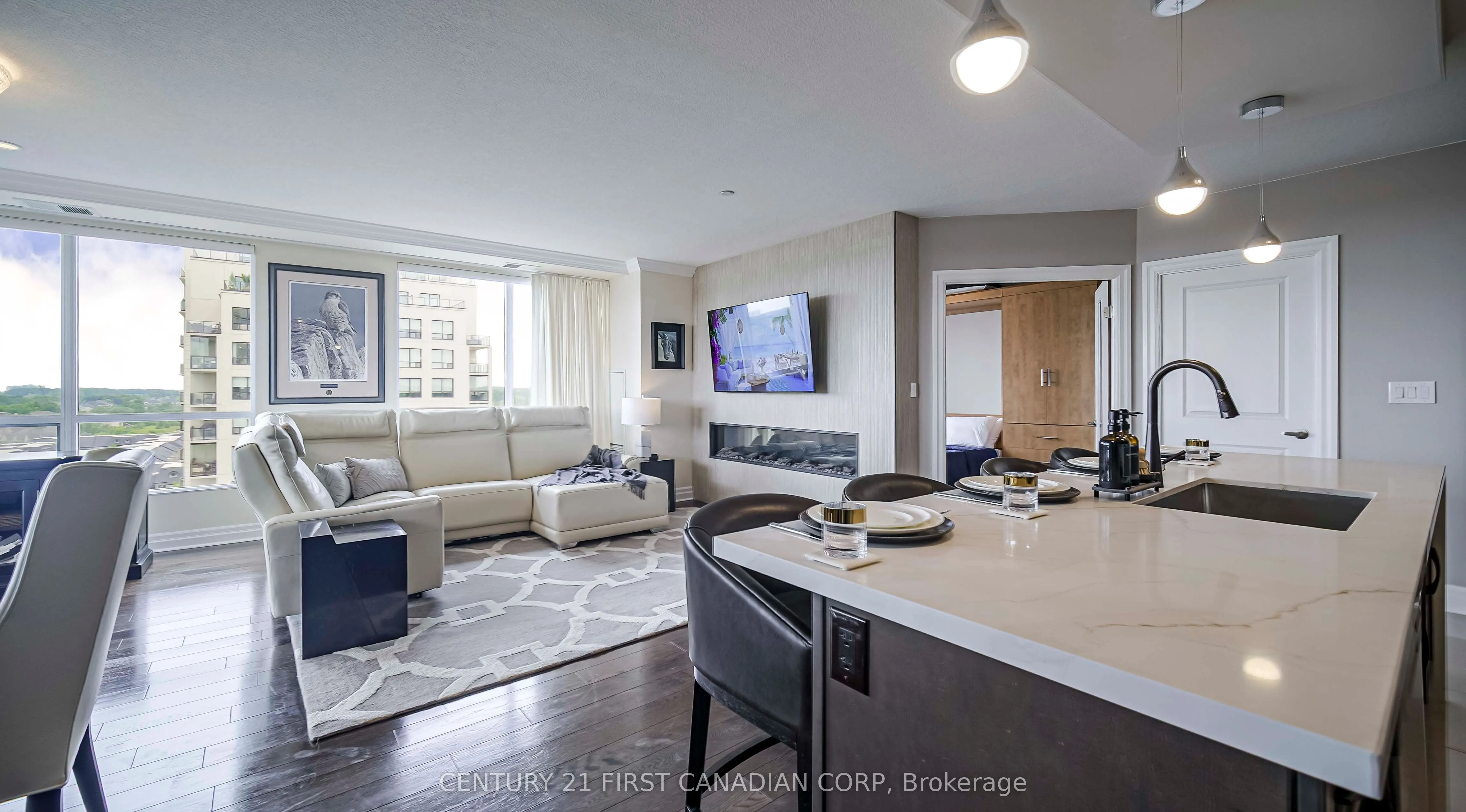 240 Villagewalk Boulevard, #810