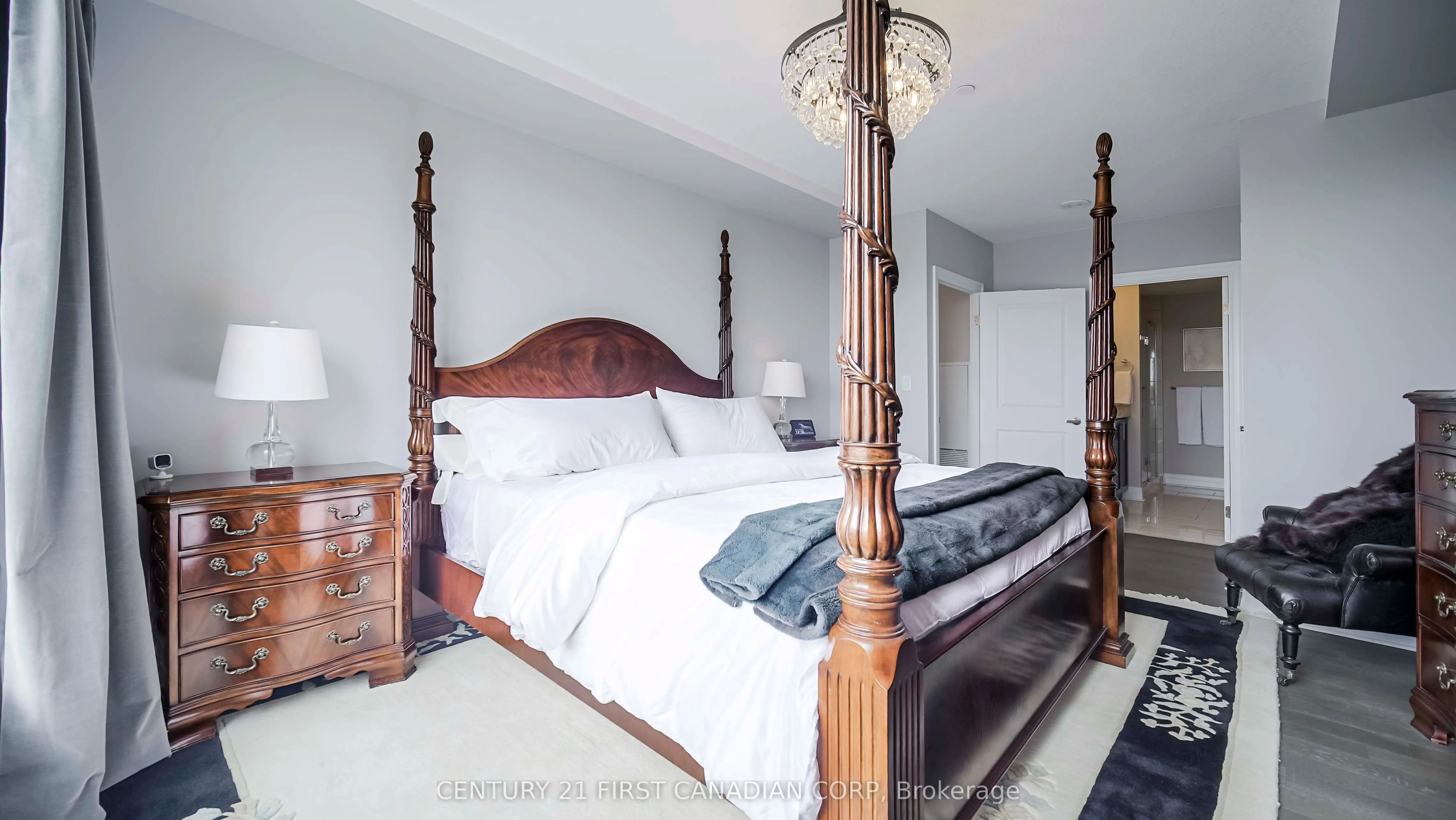 240 Villagewalk Boulevard, #810