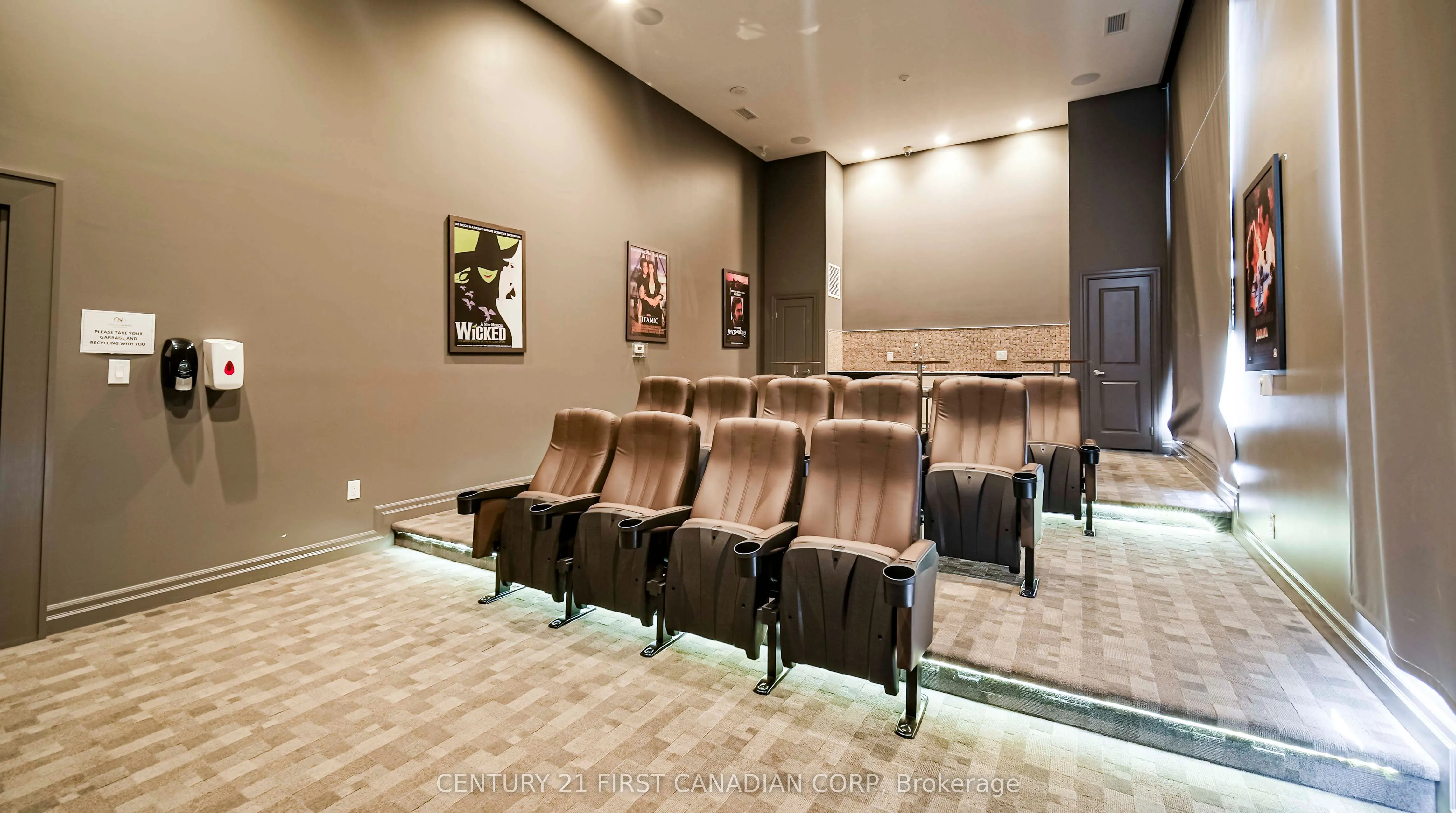 240 Villagewalk Boulevard, #810