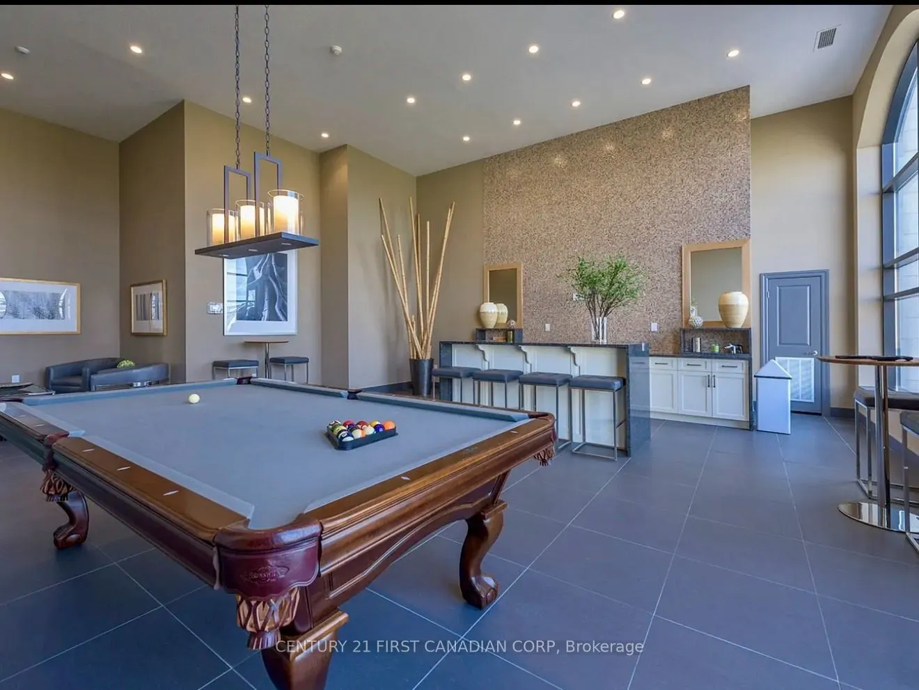 240 Villagewalk Boulevard, #810