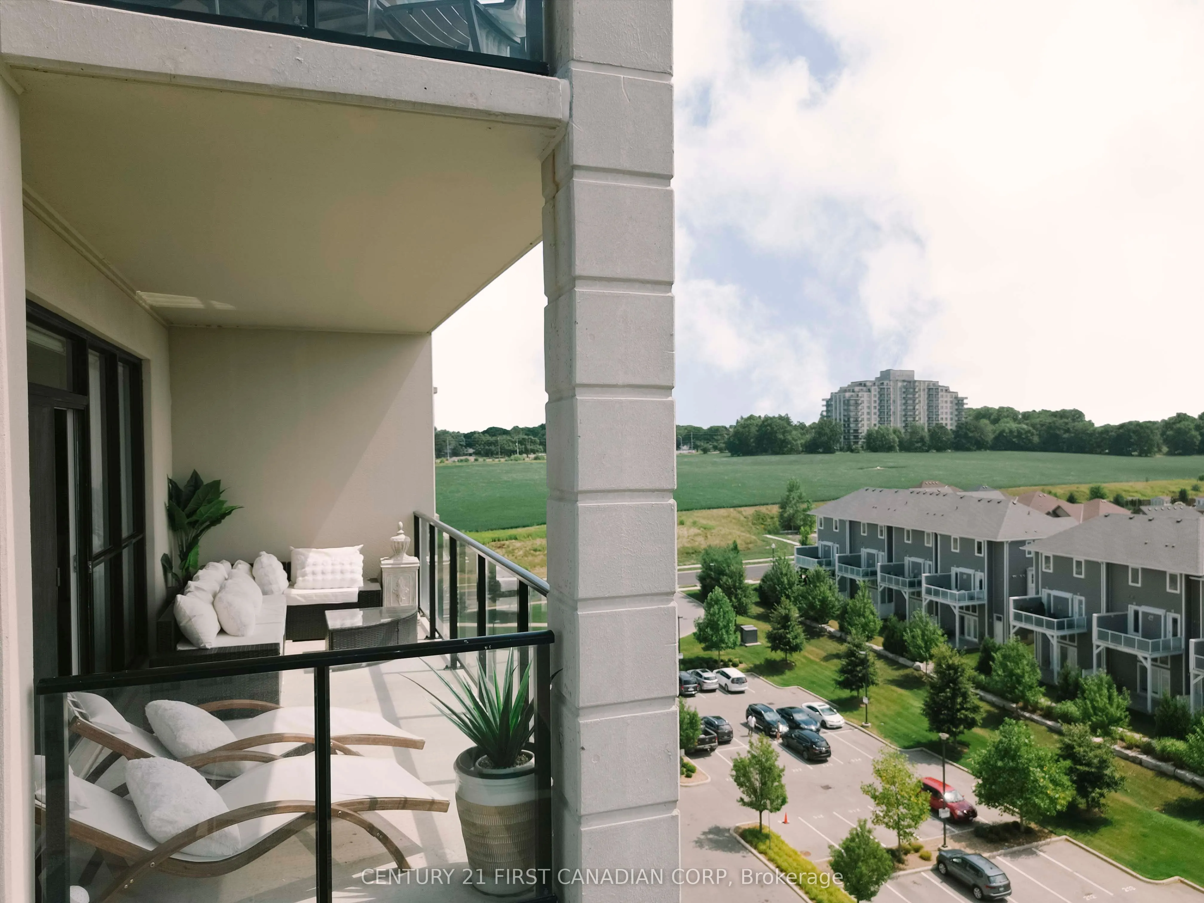 240 Villagewalk Boulevard, #810